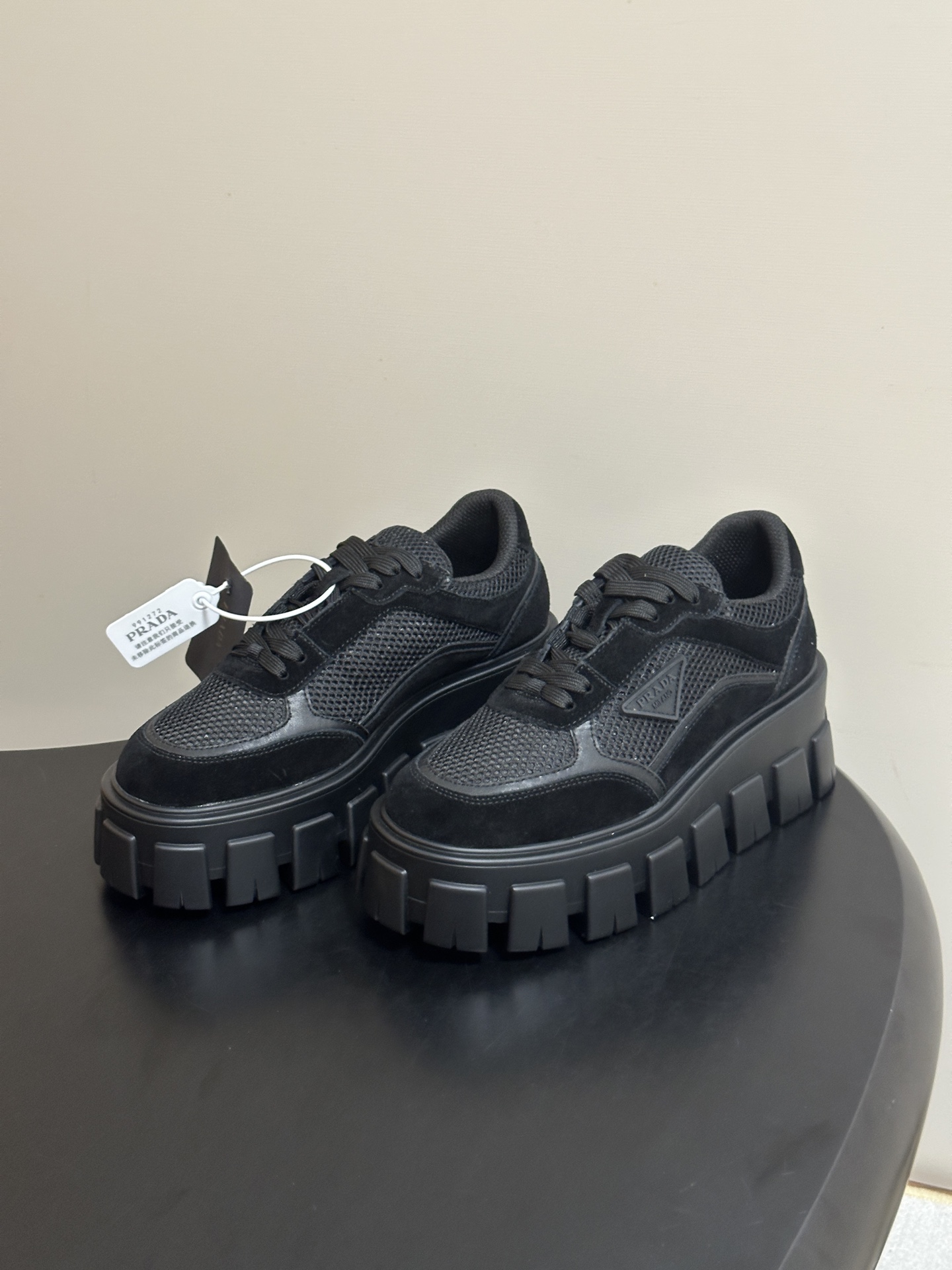 Prada 普拉达 26Fw秋季新款Monolith绒面皮革与网眼织物运动鞋超软松糕厚底系带网面休闲鞋 这款前卫新颖的运 Prada 普拉达 26Fw秋季新款Monolith绒面皮革与网眼织物运动鞋超软松糕厚底系带网面休闲鞋 这款前卫新颖的运