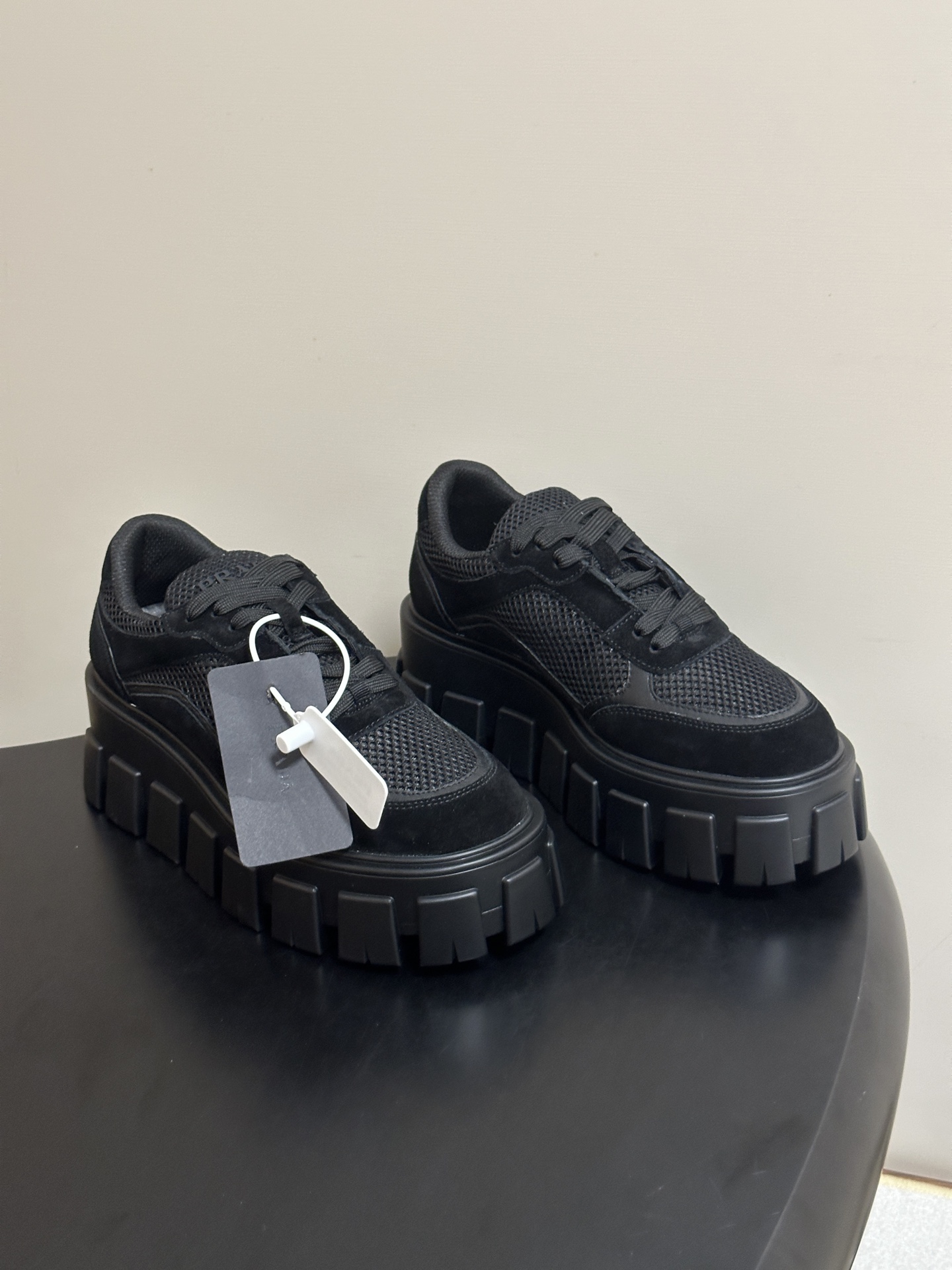 Prada 普拉达 26Fw秋季新款Monolith绒面皮革与网眼织物运动鞋超软松糕厚底系带网面休闲鞋 这款前卫新颖的运 Prada 普拉达 26Fw秋季新款Monolith绒面皮革与网眼织物运动鞋超软松糕厚底系带网面休闲鞋 这款前卫新颖的运