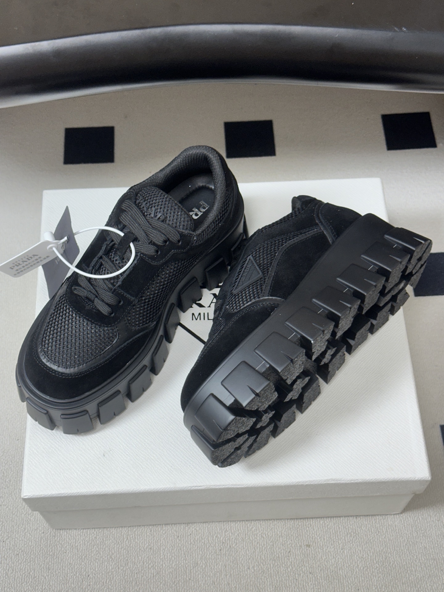 Prada 普拉达 26Fw秋季新款Monolith绒面皮革与网眼织物运动鞋超软松糕厚底系带网面休闲鞋 这款前卫新颖的运 Prada 普拉达 26Fw秋季新款Monolith绒面皮革与网眼织物运动鞋超软松糕厚底系带网面休闲鞋 这款前卫新颖的运