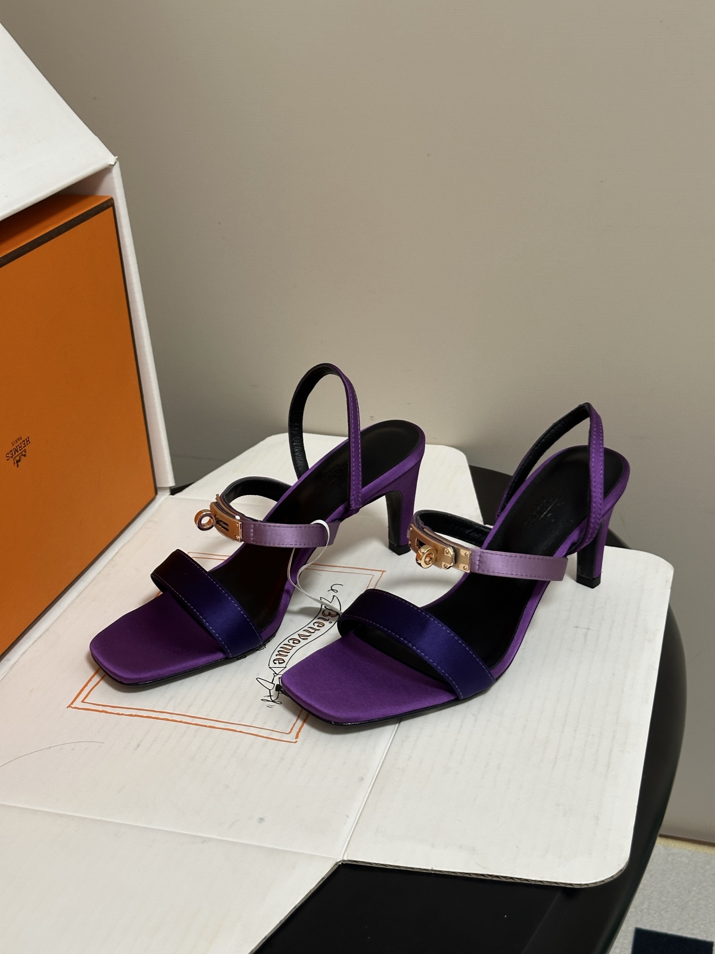 顶级品质(配高档飞机盒✈️) Hermes 爱马仕🐎Glamour凉鞋系列经典Kelly扣高跟凉鞋 上脚真的超级显瘦超级 顶级品质(配高档飞机盒✈️) Hermes 爱马仕🐎Glamour凉鞋系列经典Kelly扣高跟凉鞋 上脚真的超级显瘦超级