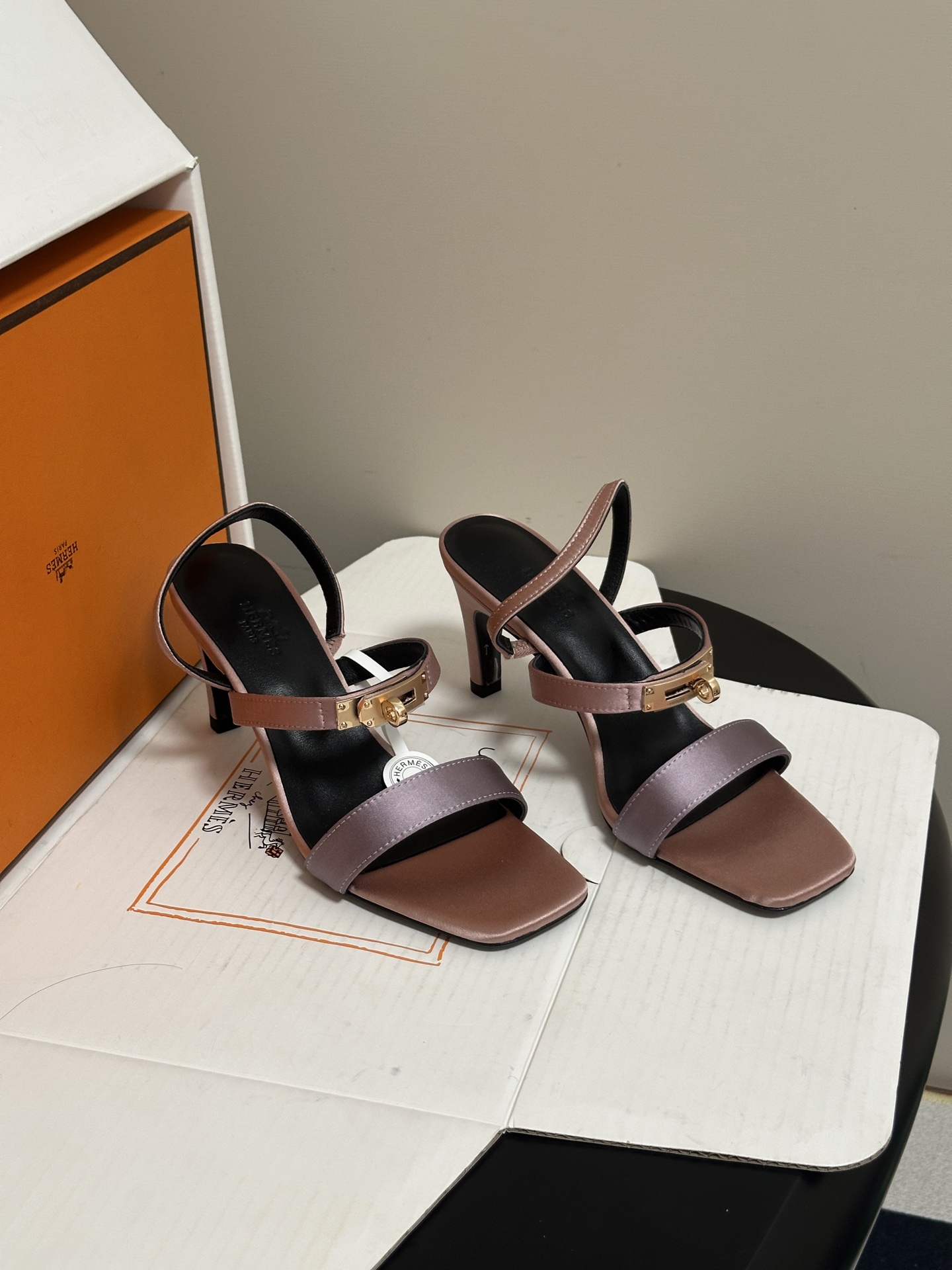 顶级品质(配高档飞机盒✈️) Hermes 爱马仕🐎Glamour凉鞋系列经典Kelly扣高跟凉鞋 上脚真的超级显瘦超级 顶级品质(配高档飞机盒✈️) Hermes 爱马仕🐎Glamour凉鞋系列经典Kelly扣高跟凉鞋 上脚真的超级显瘦超级