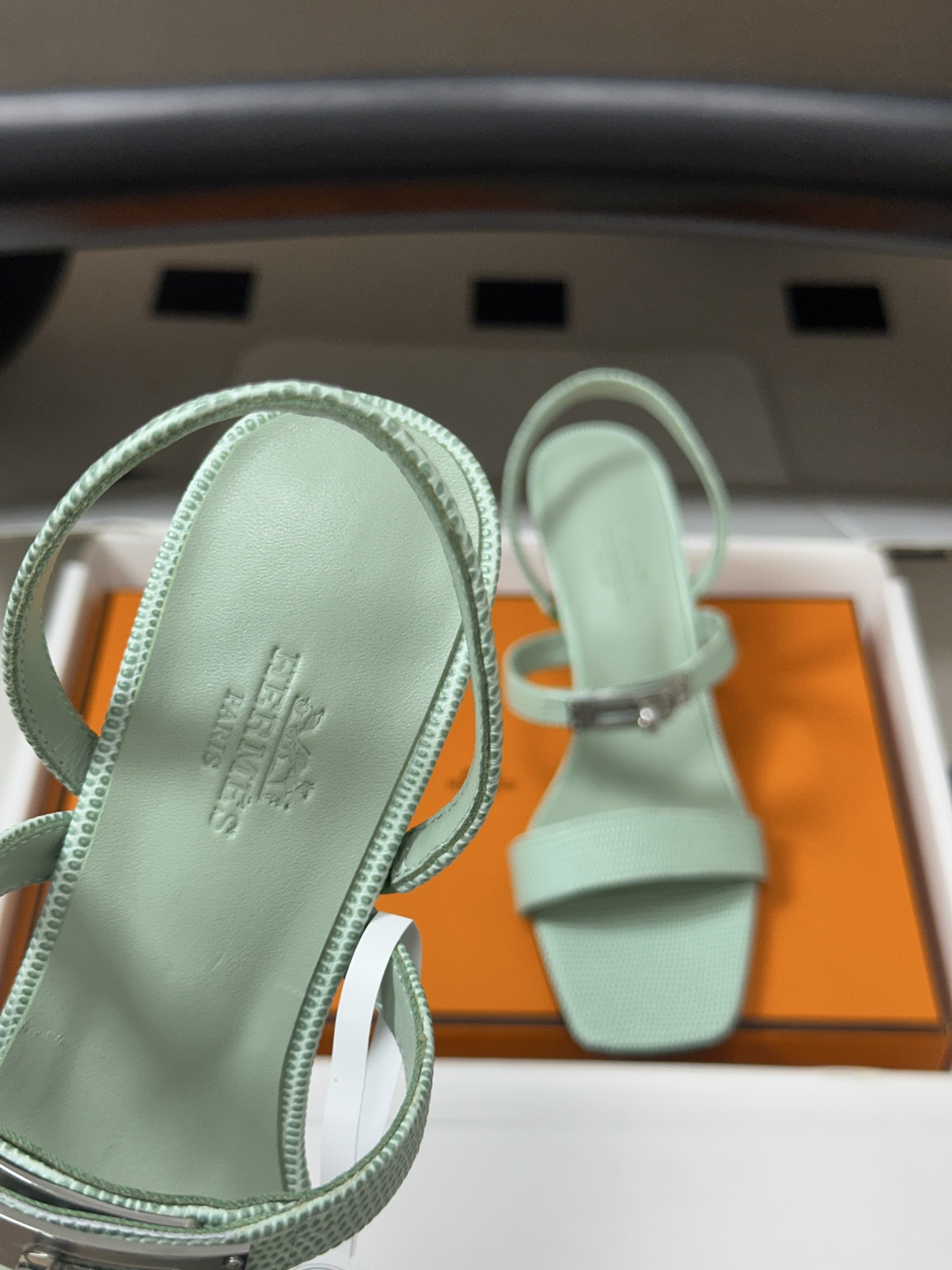 顶级品质（配高档飞机盒✈️） Hermes 爱马仕🐎Glamour凉鞋系列经典Kelly扣高跟凉鞋 上脚真的超级显瘦超级