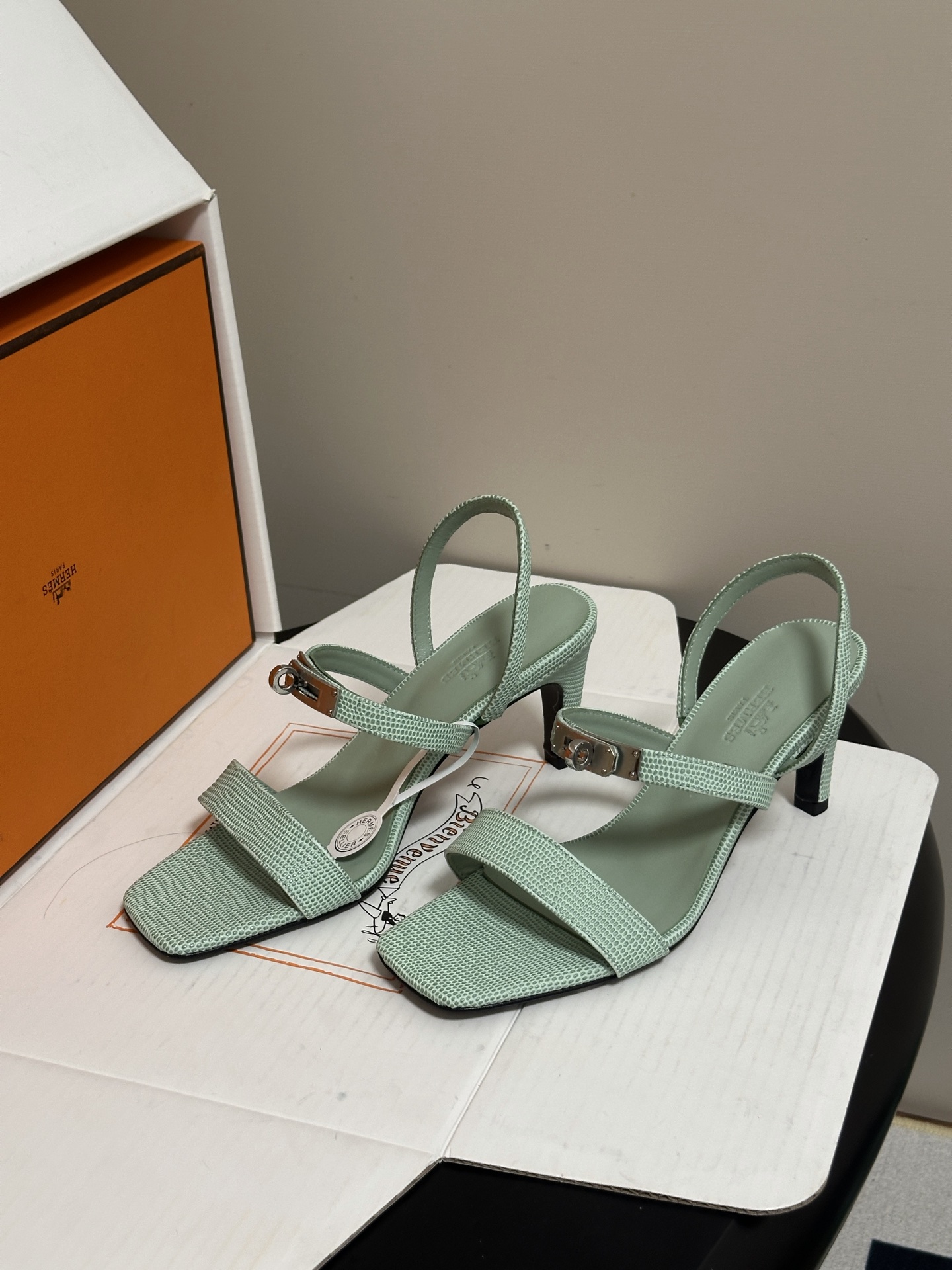 顶级品质（配高档飞机盒✈️） Hermes 爱马仕🐎Glamour凉鞋系列经典Kelly扣高跟凉鞋 上脚真的超级显瘦超级