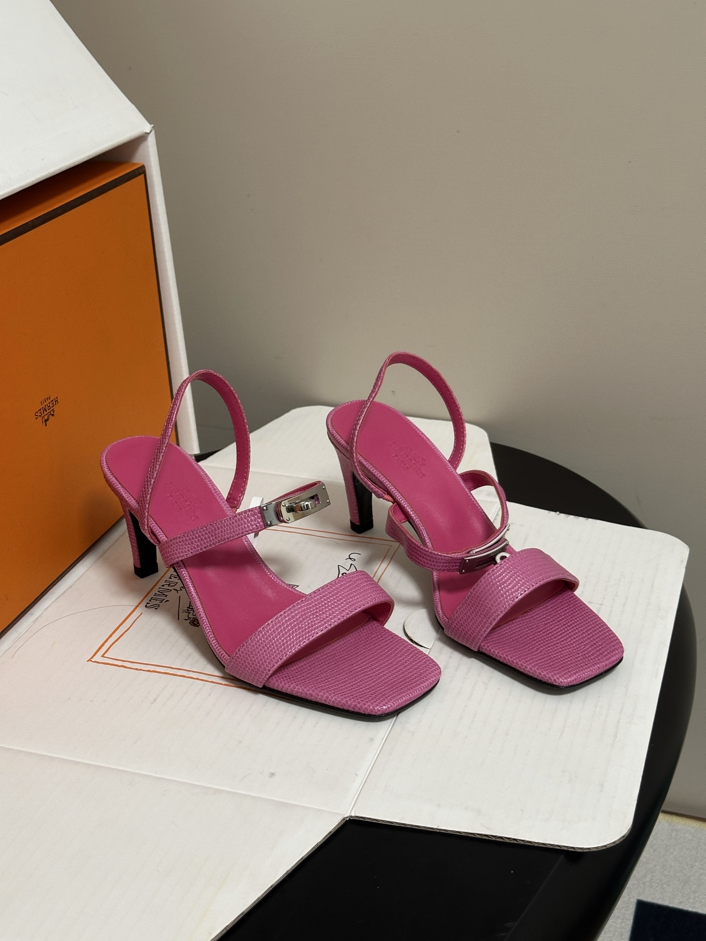 顶级品质(配高档飞机盒✈️) Hermes 爱马仕🐎Glamour凉鞋系列经典Kelly扣高跟凉鞋 上脚真的超级显瘦超级 顶级品质(配高档飞机盒✈️) Hermes 爱马仕🐎Glamour凉鞋系列经典Kelly扣高跟凉鞋 上脚真的超级显瘦超级
