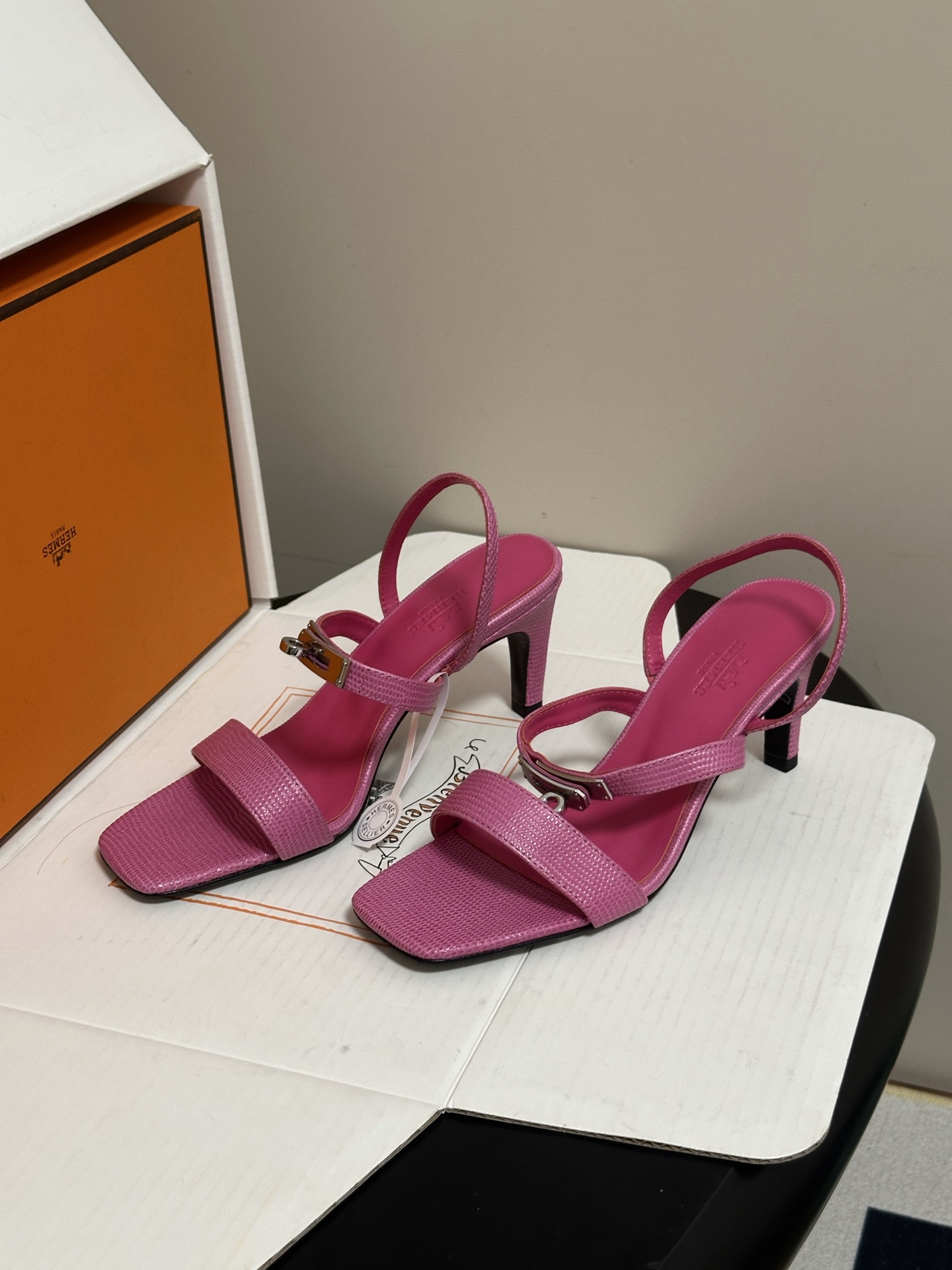 顶级品质(配高档飞机盒✈️) Hermes 爱马仕🐎Glamour凉鞋系列经典Kelly扣高跟凉鞋 上脚真的超级显瘦超级 顶级品质(配高档飞机盒✈️) Hermes 爱马仕🐎Glamour凉鞋系列经典Kelly扣高跟凉鞋 上脚真的超级显瘦超级