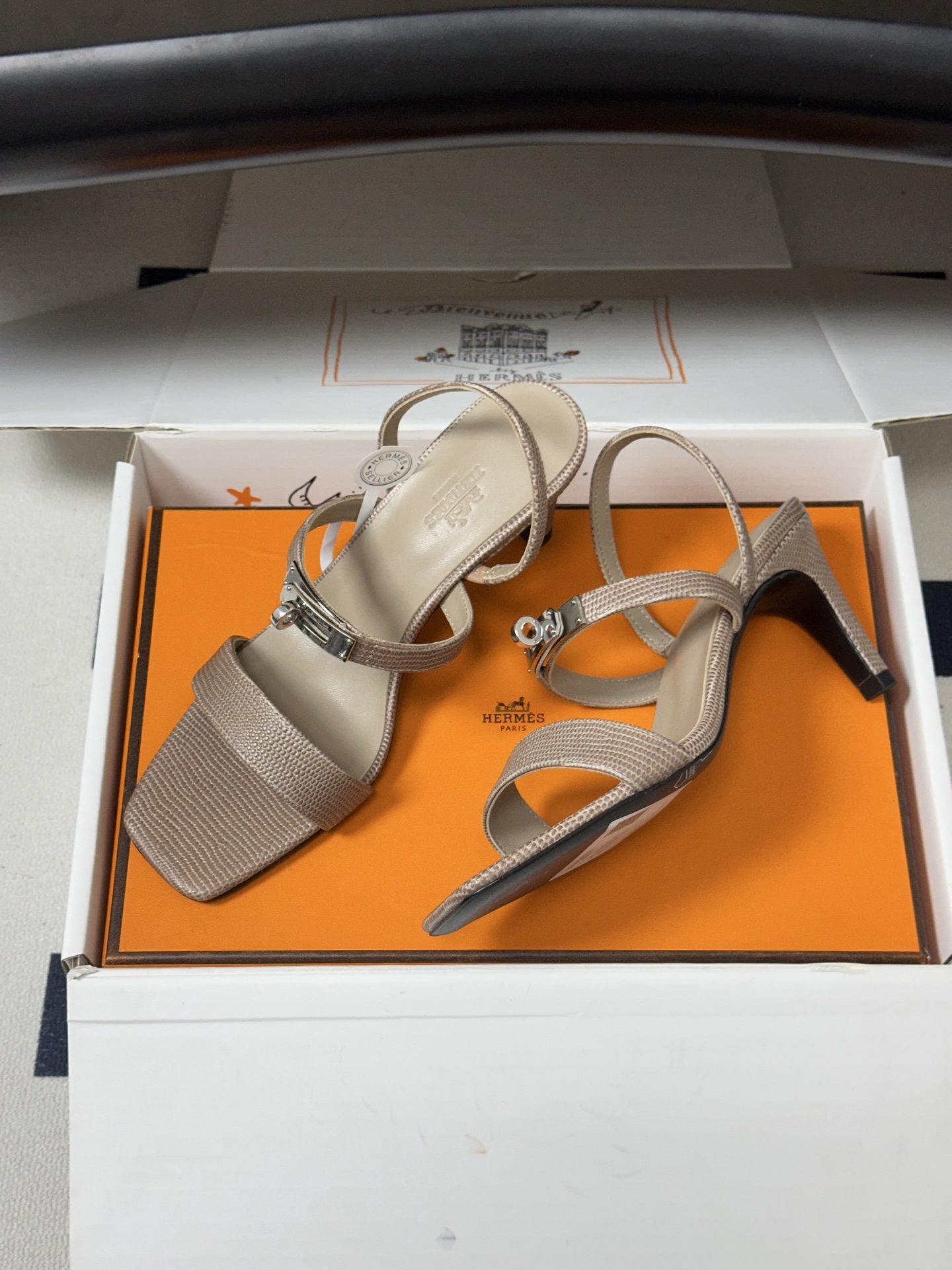 顶级品质(配高档飞机盒✈️) Hermes 爱马仕🐎Glamour凉鞋系列经典Kelly扣高跟凉鞋 上脚真的超级显瘦超级 顶级品质(配高档飞机盒✈️) Hermes 爱马仕🐎Glamour凉鞋系列经典Kelly扣高跟凉鞋 上脚真的超级显瘦超级