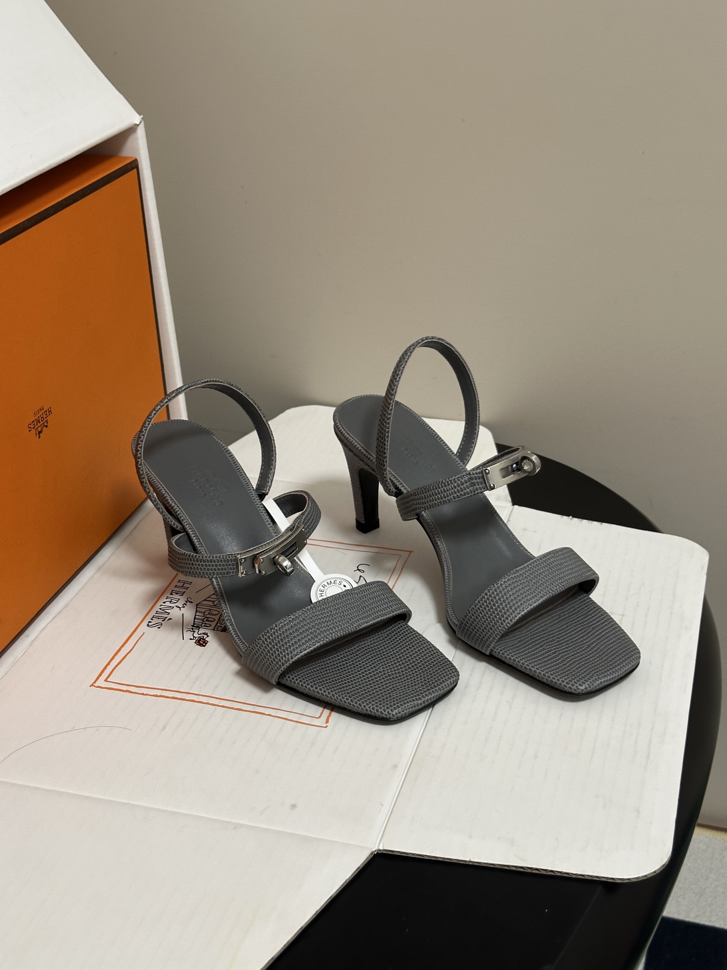 顶级品质(配高档飞机盒✈️) Hermes 爱马仕🐎Glamour凉鞋系列经典Kelly扣高跟凉鞋 上脚真的超级显瘦超级 顶级品质(配高档飞机盒✈️) Hermes 爱马仕🐎Glamour凉鞋系列经典Kelly扣高跟凉鞋 上脚真的超级显瘦超级