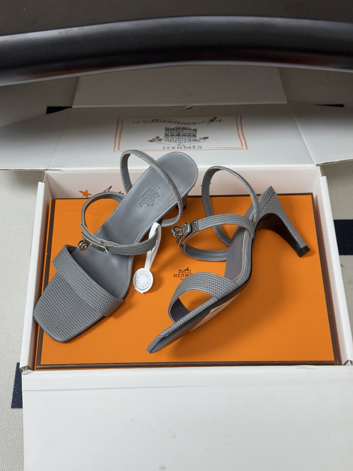 顶级品质(配高档飞机盒✈️) Hermes 爱马仕🐎Glamour凉鞋系列经典Kelly扣高跟凉鞋 上脚真的超级显瘦超级 顶级品质(配高档飞机盒✈️) Hermes 爱马仕🐎Glamour凉鞋系列经典Kelly扣高跟凉鞋 上脚真的超级显瘦超级