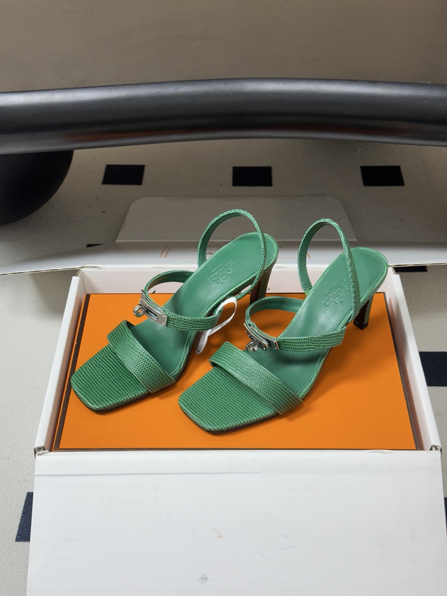 顶级品质(配高档飞机盒✈️) Hermes 爱马仕🐎Glamour凉鞋系列经典Kelly扣高跟凉鞋 上脚真的超级显瘦超级 顶级品质(配高档飞机盒✈️) Hermes 爱马仕🐎Glamour凉鞋系列经典Kelly扣高跟凉鞋 上脚真的超级显瘦超级