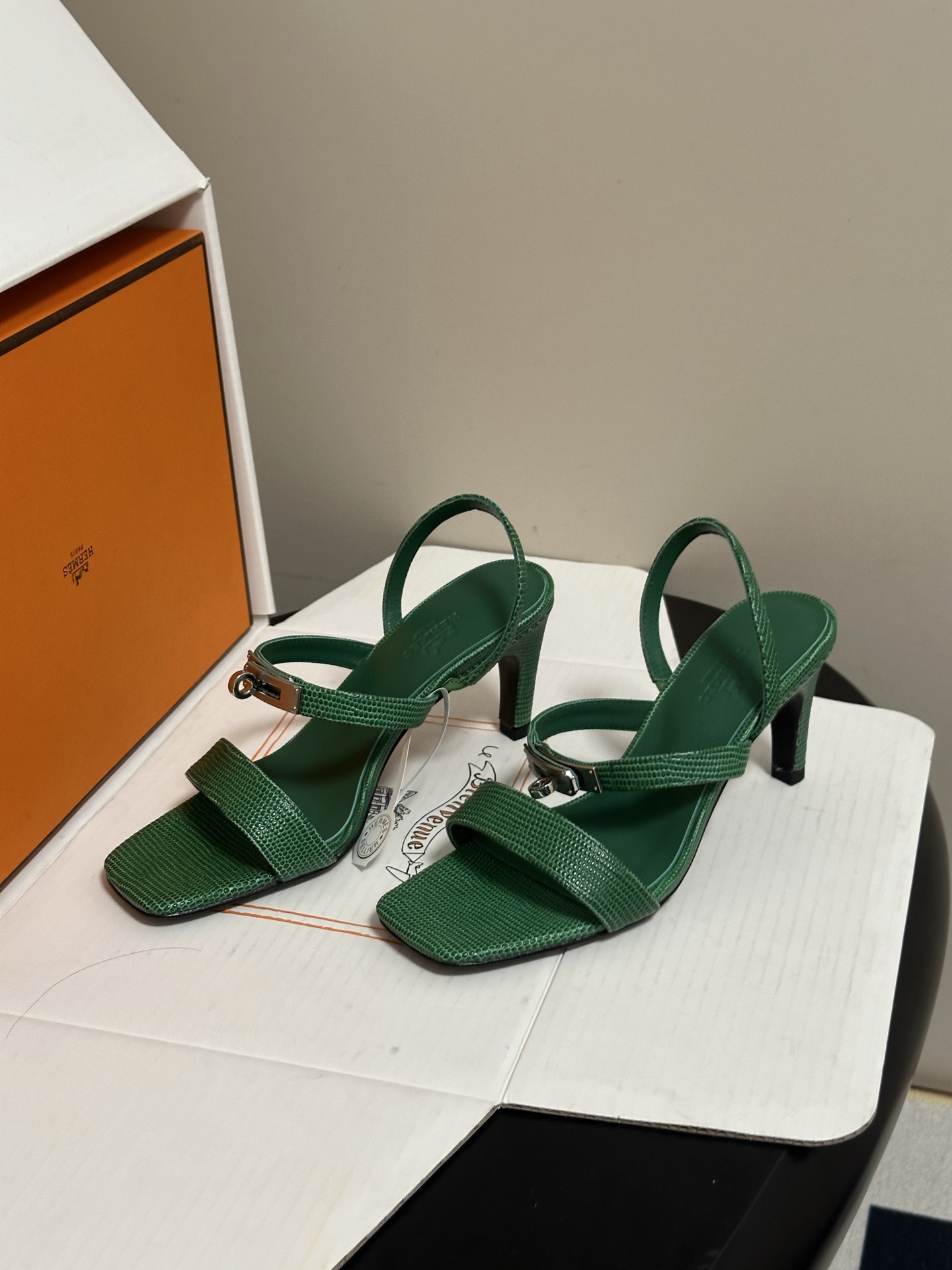 顶级品质(配高档飞机盒✈️) Hermes 爱马仕🐎Glamour凉鞋系列经典Kelly扣高跟凉鞋 上脚真的超级显瘦超级 顶级品质(配高档飞机盒✈️) Hermes 爱马仕🐎Glamour凉鞋系列经典Kelly扣高跟凉鞋 上脚真的超级显瘦超级