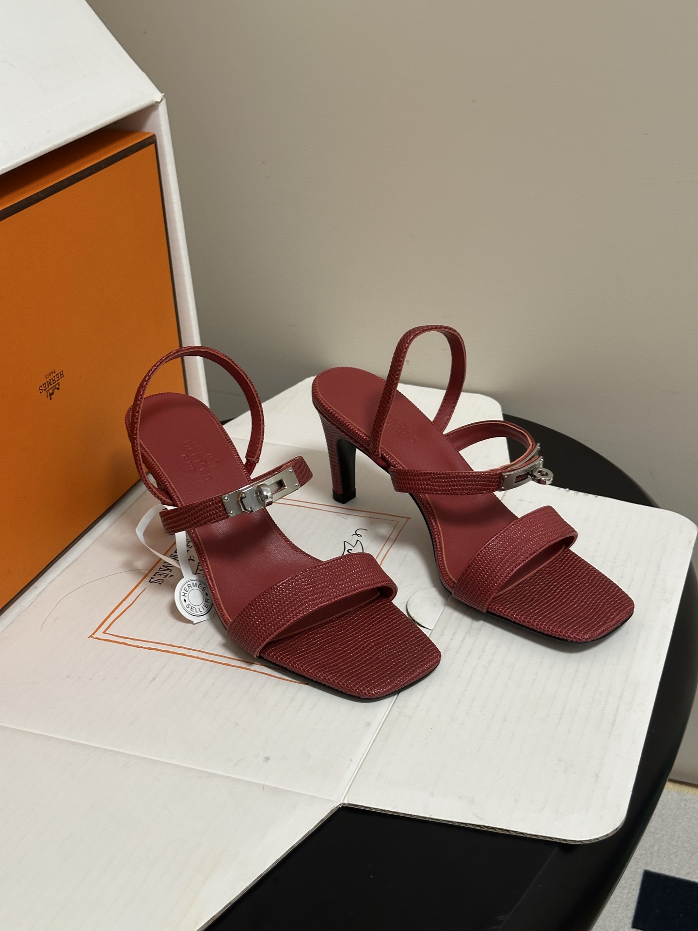 顶级品质(配高档飞机盒✈️) Hermes 爱马仕🐎Glamour凉鞋系列经典Kelly扣高跟凉鞋 上脚真的超级显瘦超级 顶级品质(配高档飞机盒✈️) Hermes 爱马仕🐎Glamour凉鞋系列经典Kelly扣高跟凉鞋 上脚真的超级显瘦超级