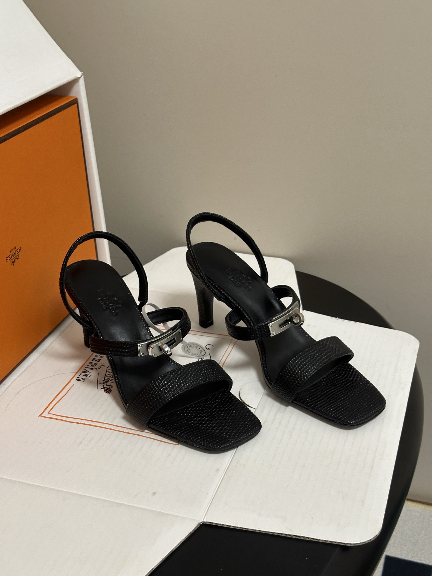 顶级品质(配高档飞机盒✈️) Hermes 爱马仕🐎Glamour凉鞋系列经典Kelly扣高跟凉鞋 上脚真的超级显瘦超级 顶级品质(配高档飞机盒✈️) Hermes 爱马仕🐎Glamour凉鞋系列经典Kelly扣高跟凉鞋 上脚真的超级显瘦超级