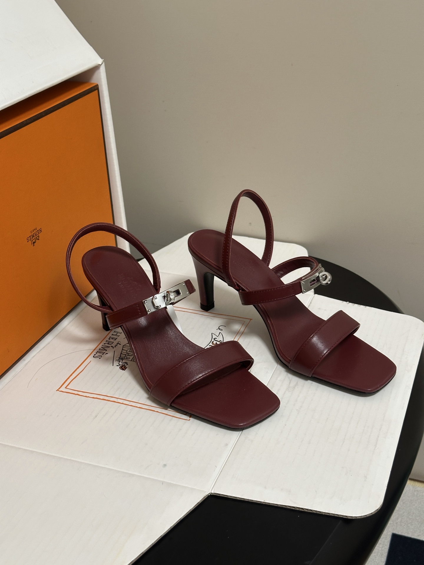 顶级品质(配高档飞机盒✈️) Hermes 爱马仕🐎Glamour凉鞋系列经典Kelly扣高跟凉鞋 上脚真的超级显瘦超级 顶级品质(配高档飞机盒✈️) Hermes 爱马仕🐎Glamour凉鞋系列经典Kelly扣高跟凉鞋 上脚真的超级显瘦超级