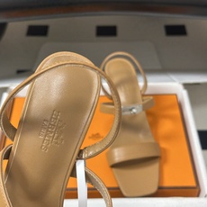 顶级品质(配高档飞机盒✈️) Hermes 爱马仕🐎Glamour凉鞋系列经典Kelly扣高跟凉鞋 上脚真的超级显瘦超级 顶级品质(配高档飞机盒✈️) Hermes 爱马仕🐎Glamour凉鞋系列经典Kelly扣高跟凉鞋 上脚真的超级显瘦超级