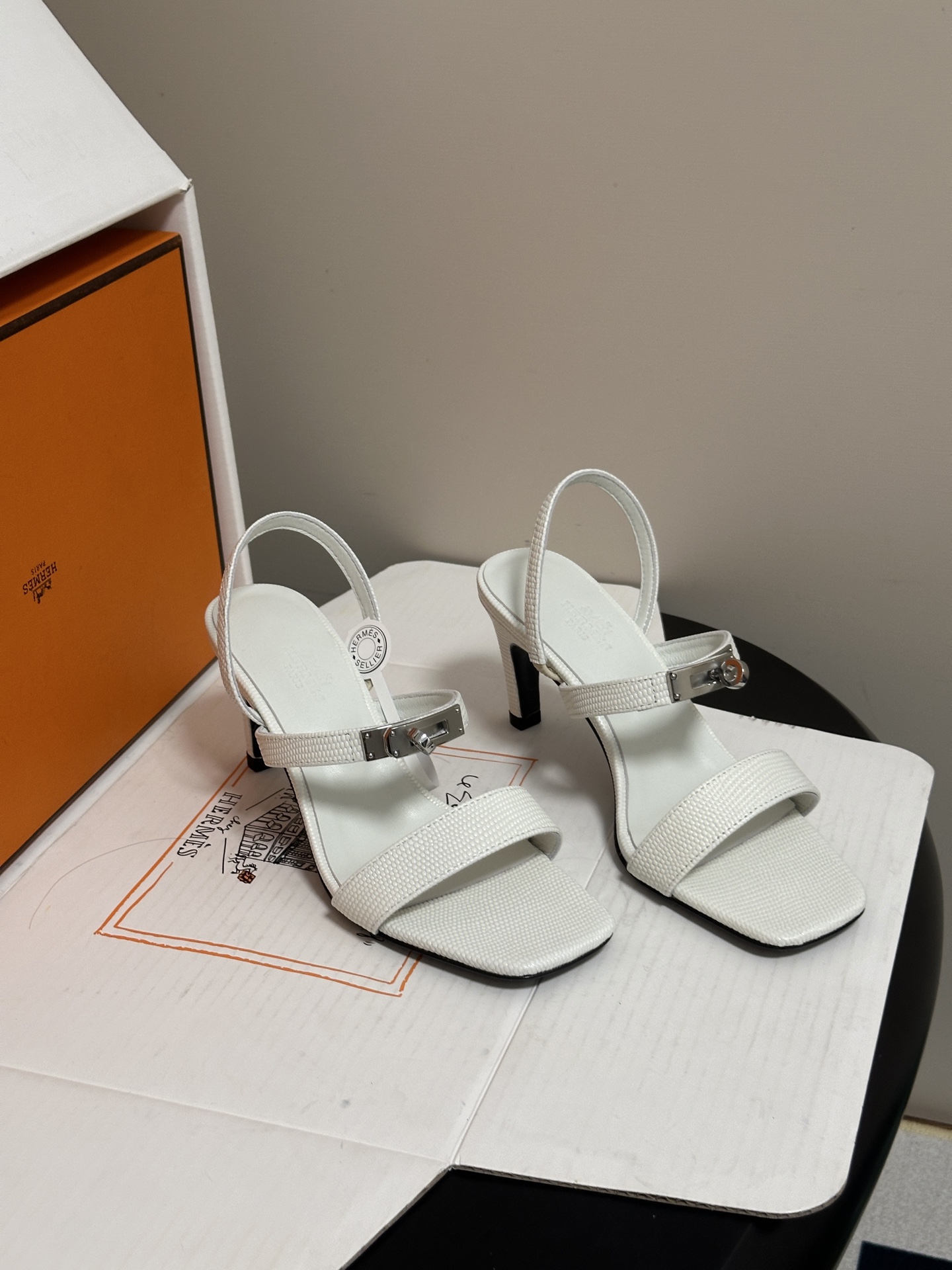 顶级品质(配高档飞机盒✈️) Hermes 爱马仕🐎Glamour凉鞋系列经典Kelly扣高跟凉鞋 上脚真的超级显瘦超级 顶级品质(配高档飞机盒✈️) Hermes 爱马仕🐎Glamour凉鞋系列经典Kelly扣高跟凉鞋 上脚真的超级显瘦超级