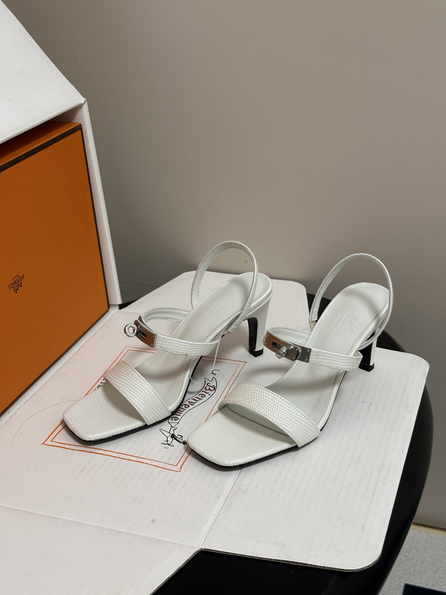 顶级品质（配高档飞机盒✈️） Hermes 爱马仕🐎Glamour凉鞋系列经典Kelly扣高跟凉鞋 上脚真的超级显瘦超级