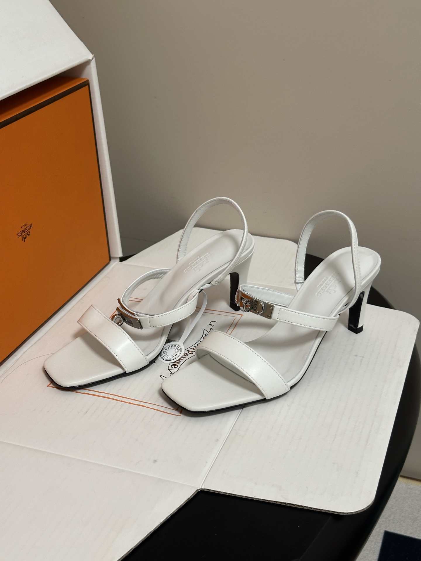 顶级品质(配高档飞机盒✈️) Hermes 爱马仕🐎Glamour凉鞋系列经典Kelly扣高跟凉鞋 上脚真的超级显瘦超级 顶级品质(配高档飞机盒✈️) Hermes 爱马仕🐎Glamour凉鞋系列经典Kelly扣高跟凉鞋 上脚真的超级显瘦超级