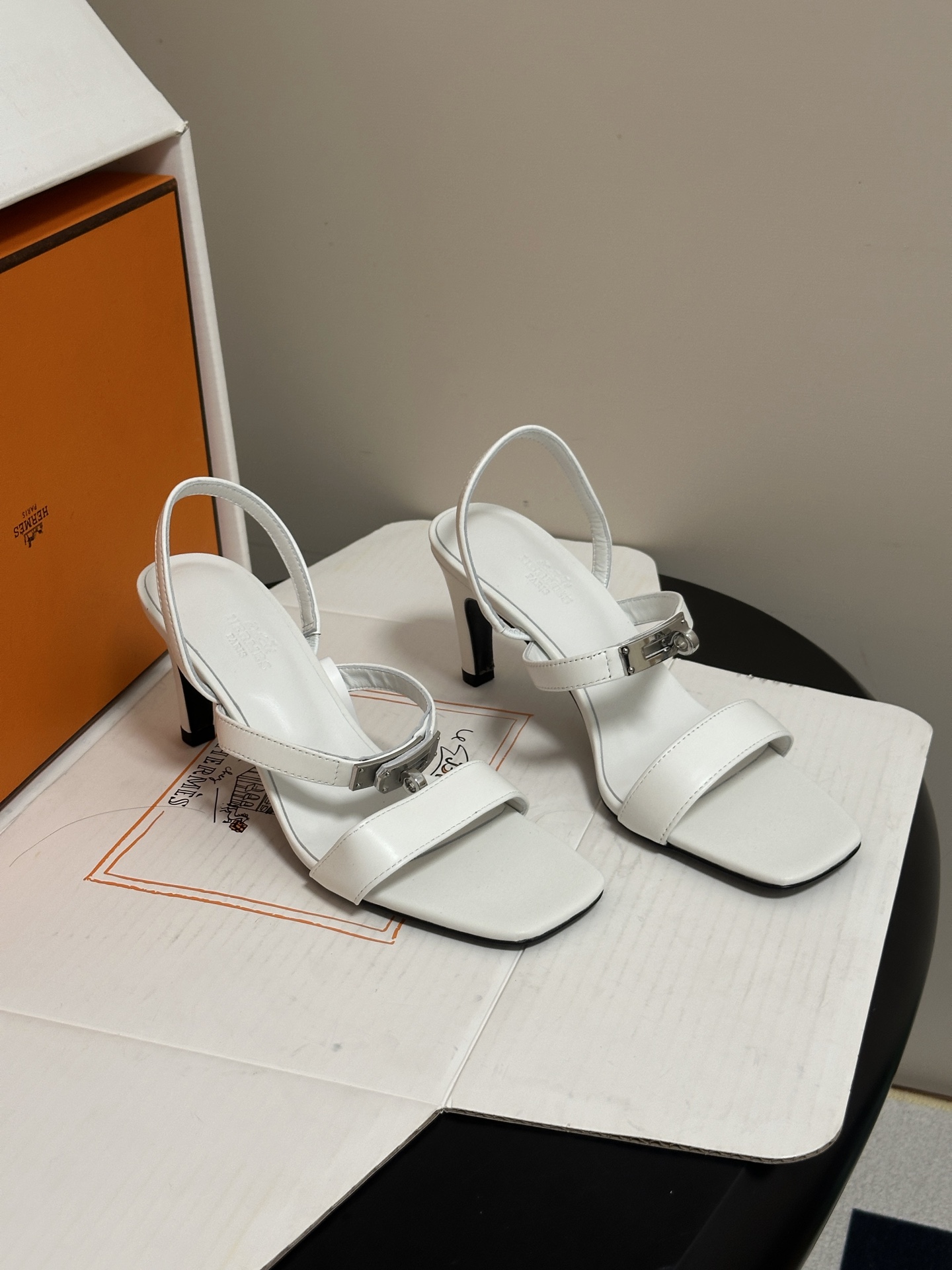 顶级品质(配高档飞机盒✈️) Hermes 爱马仕🐎Glamour凉鞋系列经典Kelly扣高跟凉鞋 上脚真的超级显瘦超级 顶级品质(配高档飞机盒✈️) Hermes 爱马仕🐎Glamour凉鞋系列经典Kelly扣高跟凉鞋 上脚真的超级显瘦超级