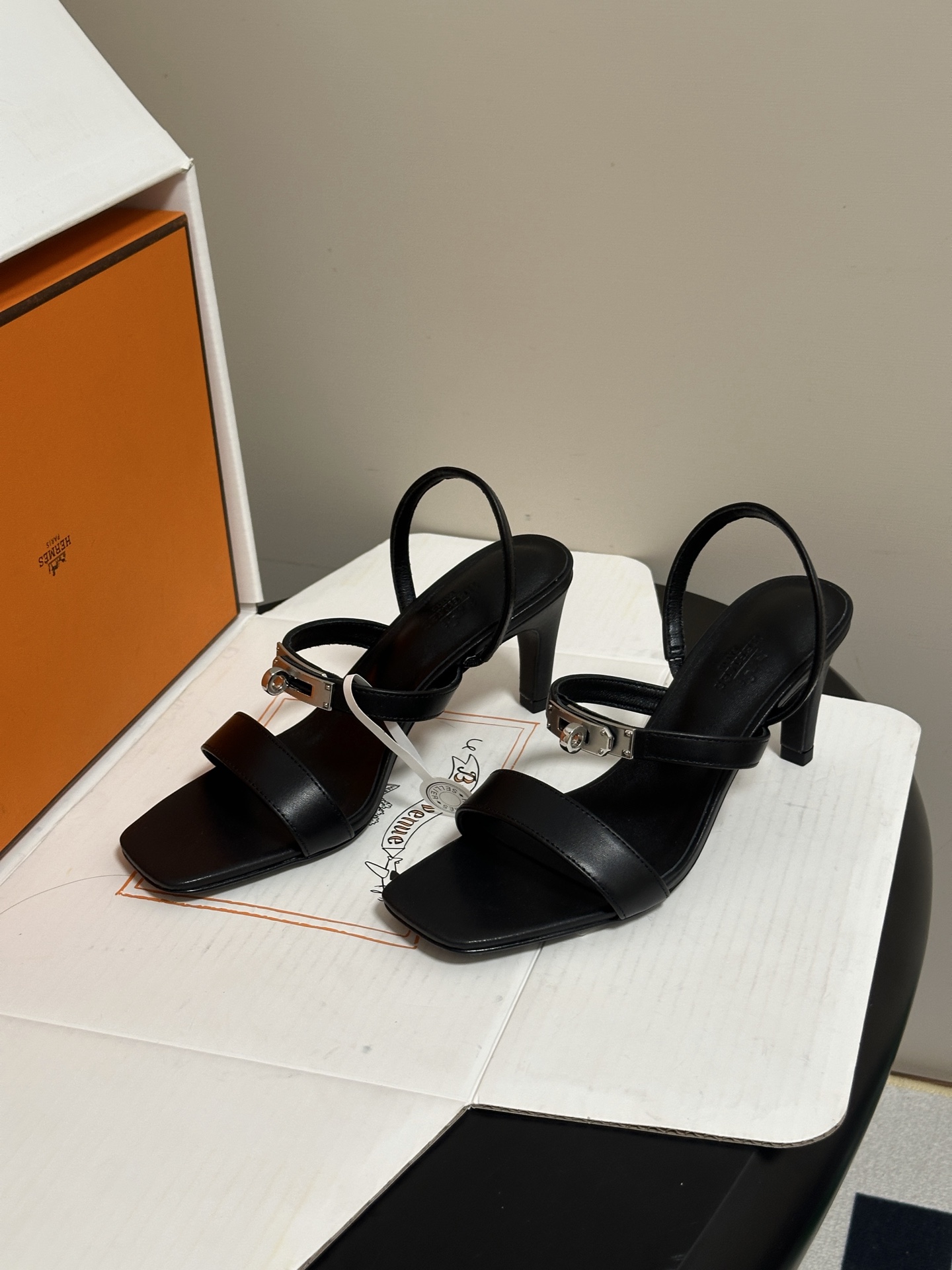 顶级品质(配高档飞机盒✈️) Hermes 爱马仕🐎Glamour凉鞋系列经典Kelly扣高跟凉鞋 上脚真的超级显瘦超级 顶级品质(配高档飞机盒✈️) Hermes 爱马仕🐎Glamour凉鞋系列经典Kelly扣高跟凉鞋 上脚真的超级显瘦超级