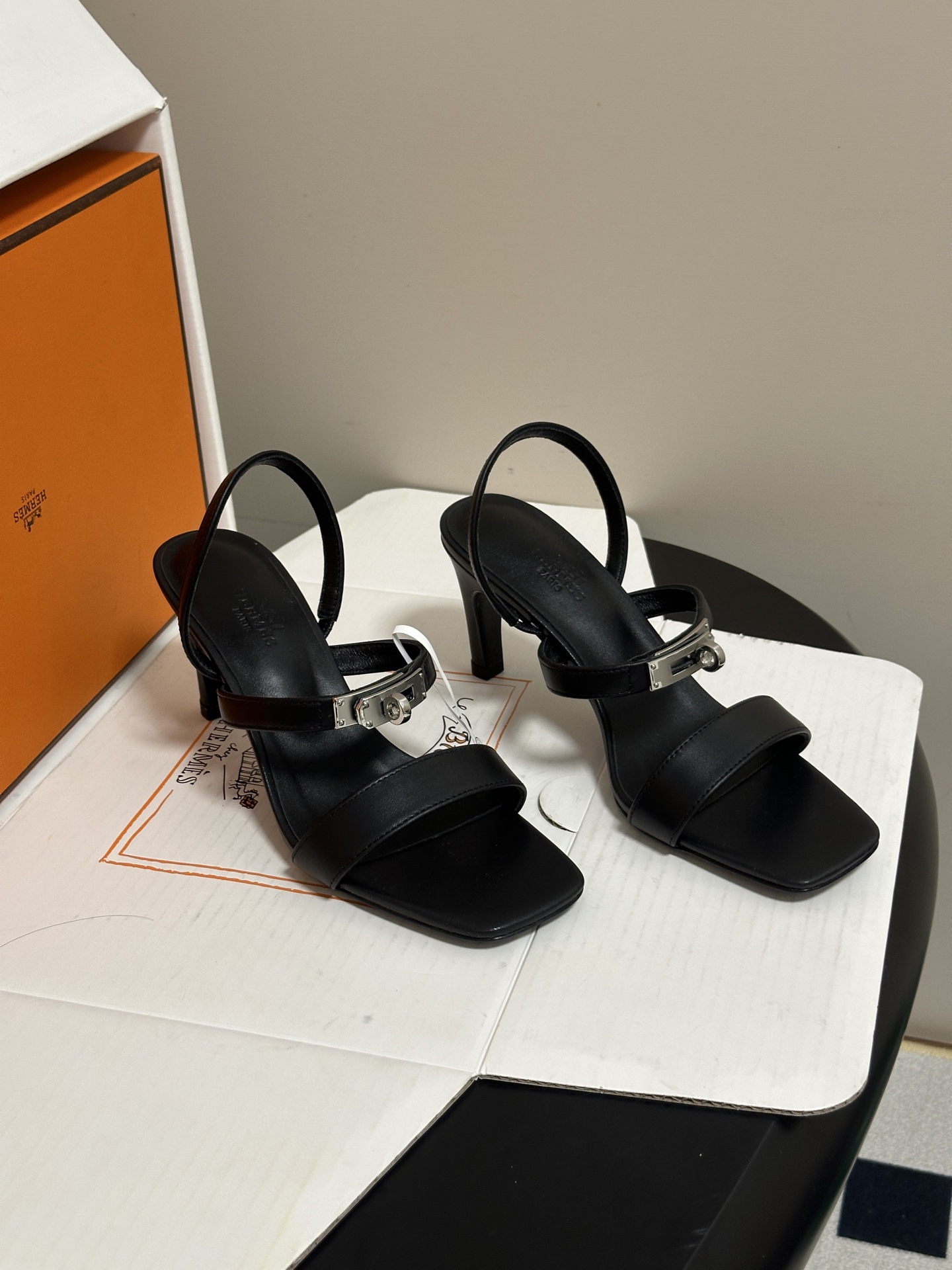顶级品质(配高档飞机盒✈️) Hermes 爱马仕🐎Glamour凉鞋系列经典Kelly扣高跟凉鞋 上脚真的超级显瘦超级 顶级品质(配高档飞机盒✈️) Hermes 爱马仕🐎Glamour凉鞋系列经典Kelly扣高跟凉鞋 上脚真的超级显瘦超级
