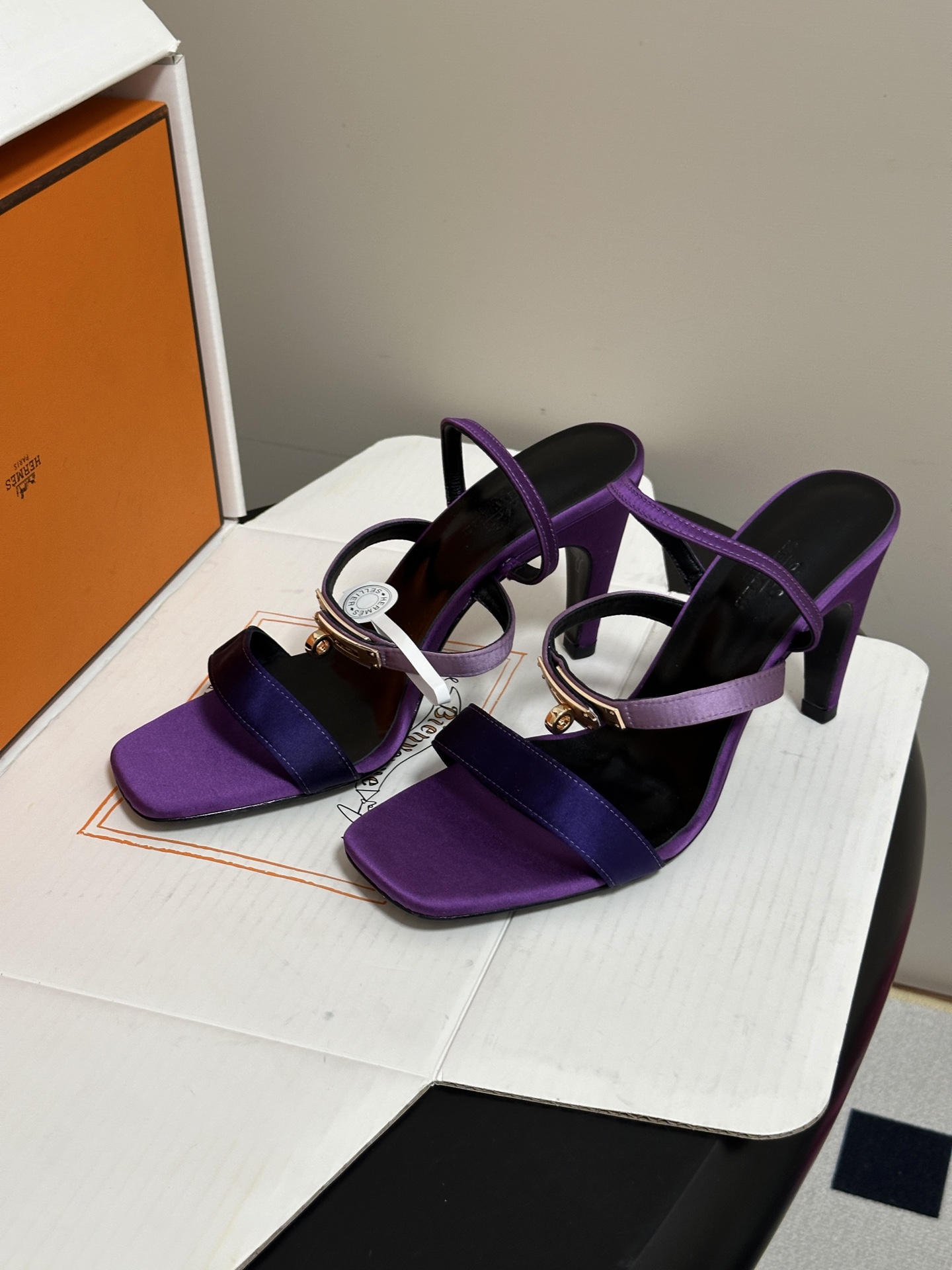 顶级品质(配高档飞机盒✈️) Hermes 爱马仕🐎Glamour凉鞋系列经典Kelly扣高跟凉鞋 上脚真的超级显瘦超级 顶级品质(配高档飞机盒✈️) Hermes 爱马仕🐎Glamour凉鞋系列经典Kelly扣高跟凉鞋 上脚真的超级显瘦超级