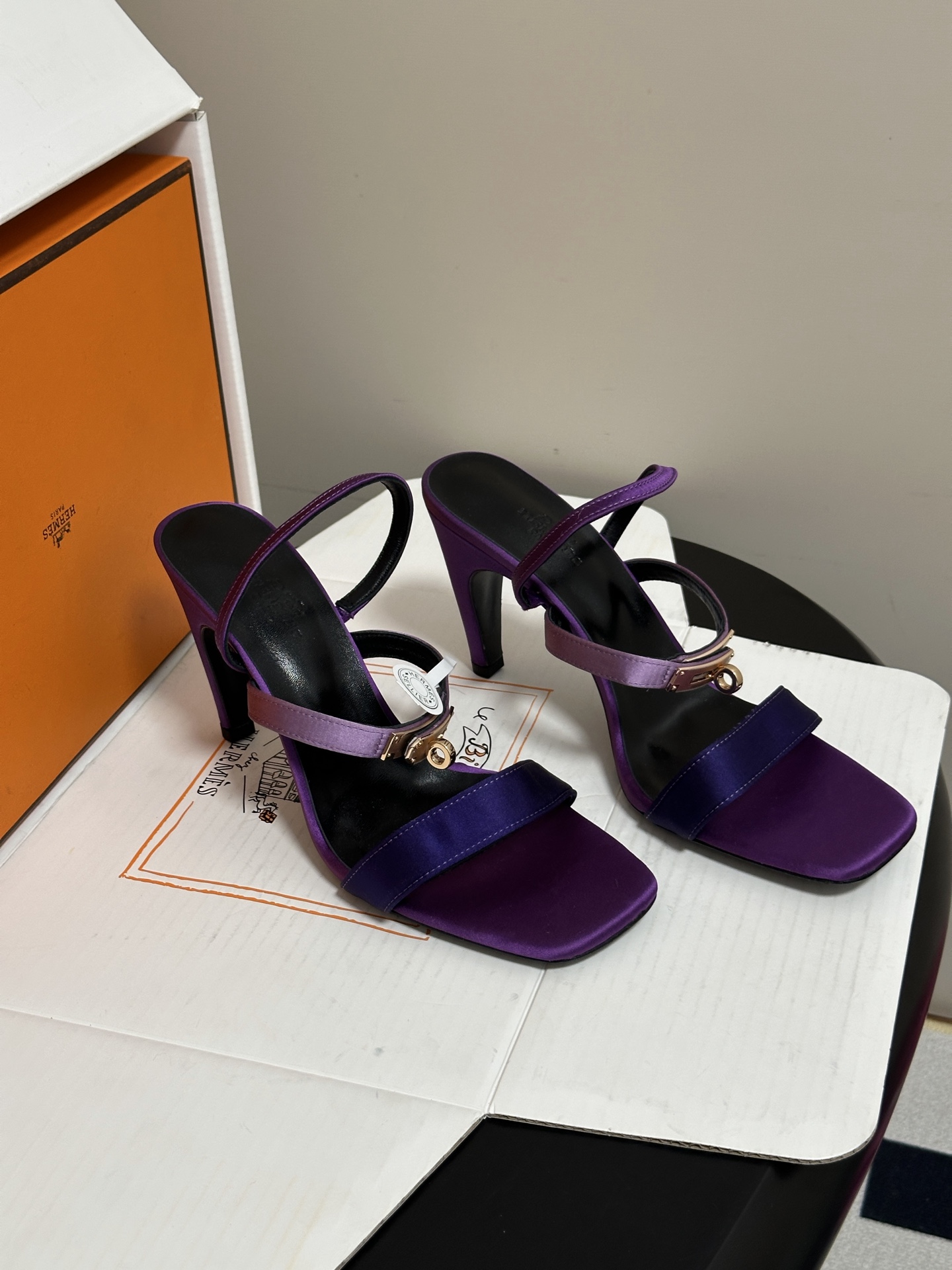 顶级品质(配高档飞机盒✈️) Hermes 爱马仕🐎Glamour凉鞋系列经典Kelly扣高跟凉鞋 上脚真的超级显瘦超级 顶级品质(配高档飞机盒✈️) Hermes 爱马仕🐎Glamour凉鞋系列经典Kelly扣高跟凉鞋 上脚真的超级显瘦超级