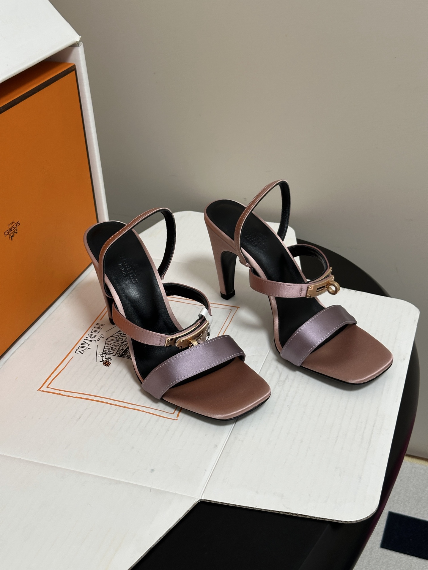 顶级品质(配高档飞机盒✈️) Hermes 爱马仕🐎Glamour凉鞋系列经典Kelly扣高跟凉鞋 上脚真的超级显瘦超级 顶级品质(配高档飞机盒✈️) Hermes 爱马仕🐎Glamour凉鞋系列经典Kelly扣高跟凉鞋 上脚真的超级显瘦超级