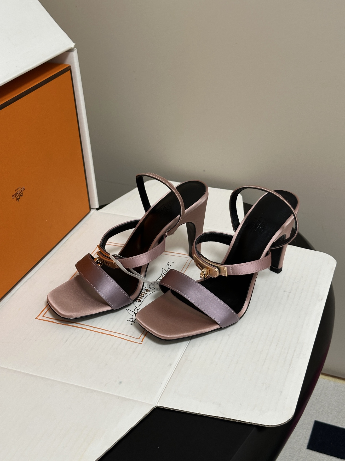 顶级品质(配高档飞机盒✈️) Hermes 爱马仕🐎Glamour凉鞋系列经典Kelly扣高跟凉鞋 上脚真的超级显瘦超级 顶级品质(配高档飞机盒✈️) Hermes 爱马仕🐎Glamour凉鞋系列经典Kelly扣高跟凉鞋 上脚真的超级显瘦超级
