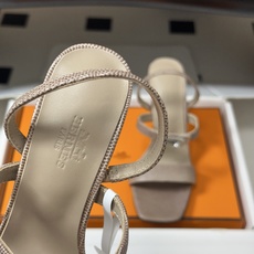 顶级品质(配高档飞机盒✈️) Hermes 爱马仕🐎Glamour凉鞋系列经典Kelly扣高跟凉鞋 上脚真的超级显瘦超级 顶级品质(配高档飞机盒✈️) Hermes 爱马仕🐎Glamour凉鞋系列经典Kelly扣高跟凉鞋 上脚真的超级显瘦超级