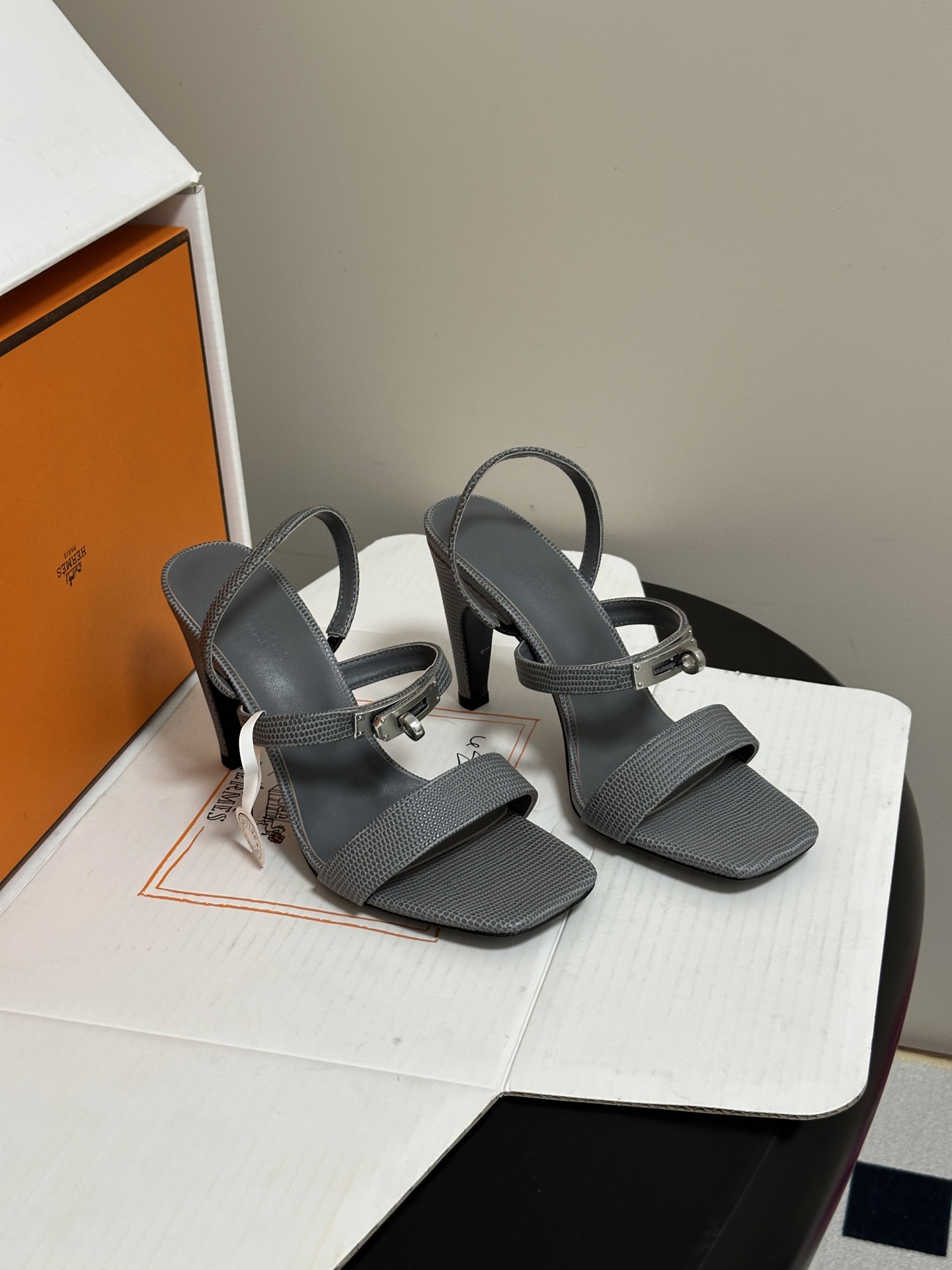 顶级品质(配高档飞机盒✈️) Hermes 爱马仕🐎Glamour凉鞋系列经典Kelly扣高跟凉鞋 上脚真的超级显瘦超级 顶级品质(配高档飞机盒✈️) Hermes 爱马仕🐎Glamour凉鞋系列经典Kelly扣高跟凉鞋 上脚真的超级显瘦超级