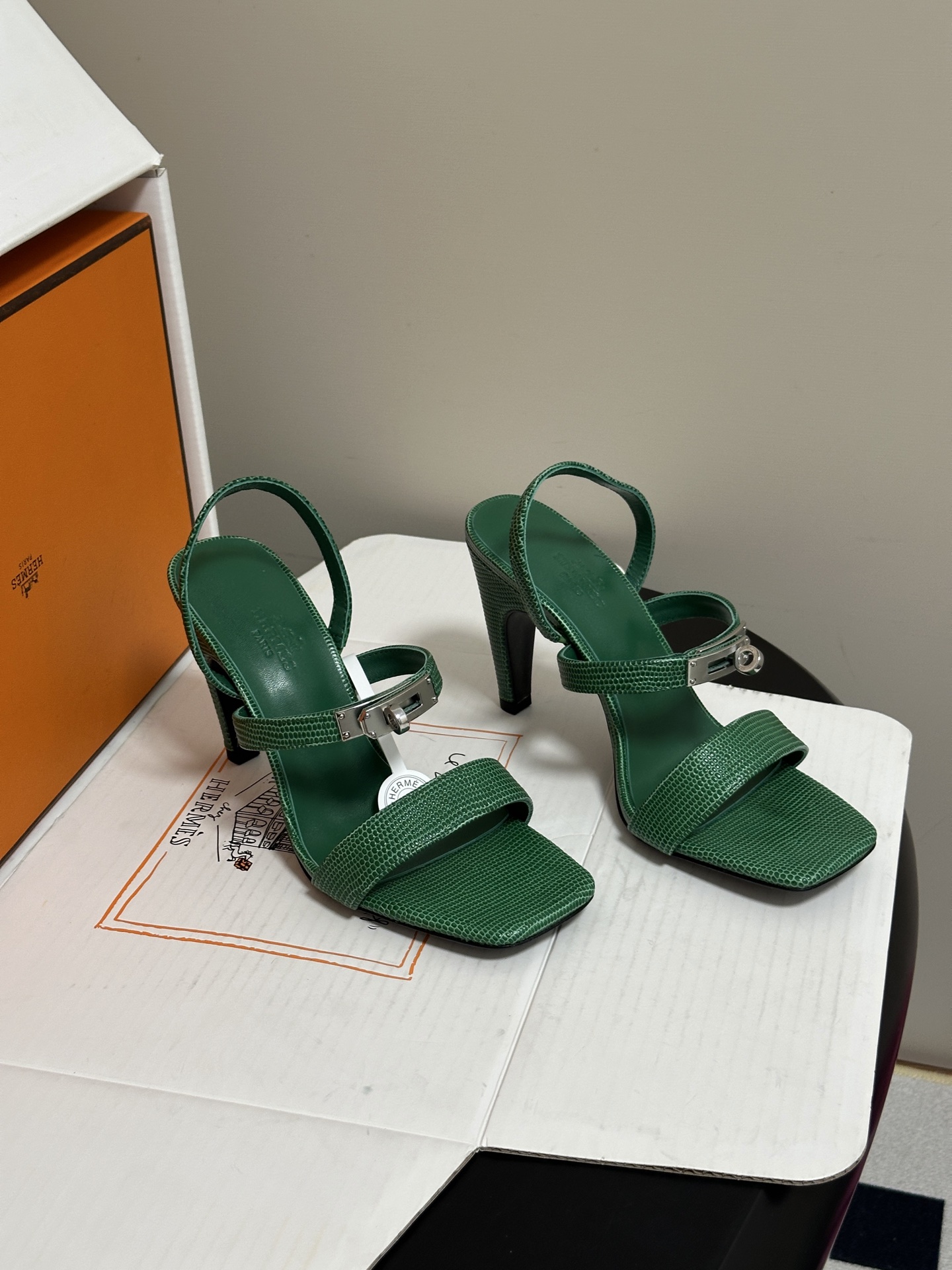 顶级品质(配高档飞机盒✈️) Hermes 爱马仕🐎Glamour凉鞋系列经典Kelly扣高跟凉鞋 上脚真的超级显瘦超级 顶级品质(配高档飞机盒✈️) Hermes 爱马仕🐎Glamour凉鞋系列经典Kelly扣高跟凉鞋 上脚真的超级显瘦超级