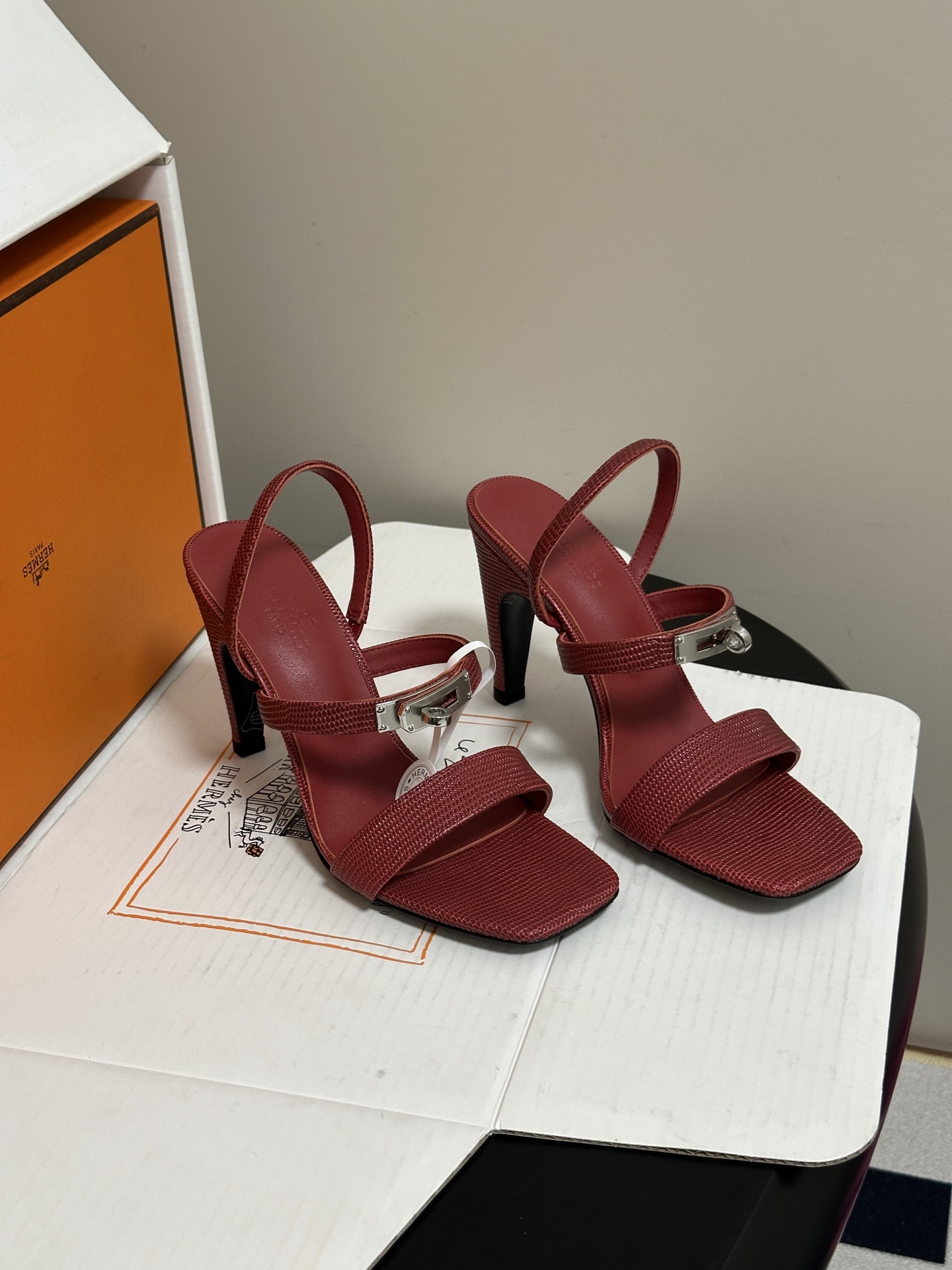 顶级品质(配高档飞机盒✈️) Hermes 爱马仕🐎Glamour凉鞋系列经典Kelly扣高跟凉鞋 上脚真的超级显瘦超级 顶级品质(配高档飞机盒✈️) Hermes 爱马仕🐎Glamour凉鞋系列经典Kelly扣高跟凉鞋 上脚真的超级显瘦超级