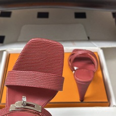 顶级品质(配高档飞机盒✈️) Hermes 爱马仕🐎Glamour凉鞋系列经典Kelly扣高跟凉鞋 上脚真的超级显瘦超级 顶级品质(配高档飞机盒✈️) Hermes 爱马仕🐎Glamour凉鞋系列经典Kelly扣高跟凉鞋 上脚真的超级显瘦超级