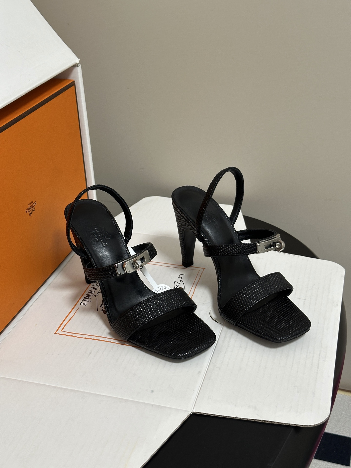 顶级品质(配高档飞机盒✈️) Hermes 爱马仕🐎Glamour凉鞋系列经典Kelly扣高跟凉鞋 上脚真的超级显瘦超级 顶级品质(配高档飞机盒✈️) Hermes 爱马仕🐎Glamour凉鞋系列经典Kelly扣高跟凉鞋 上脚真的超级显瘦超级