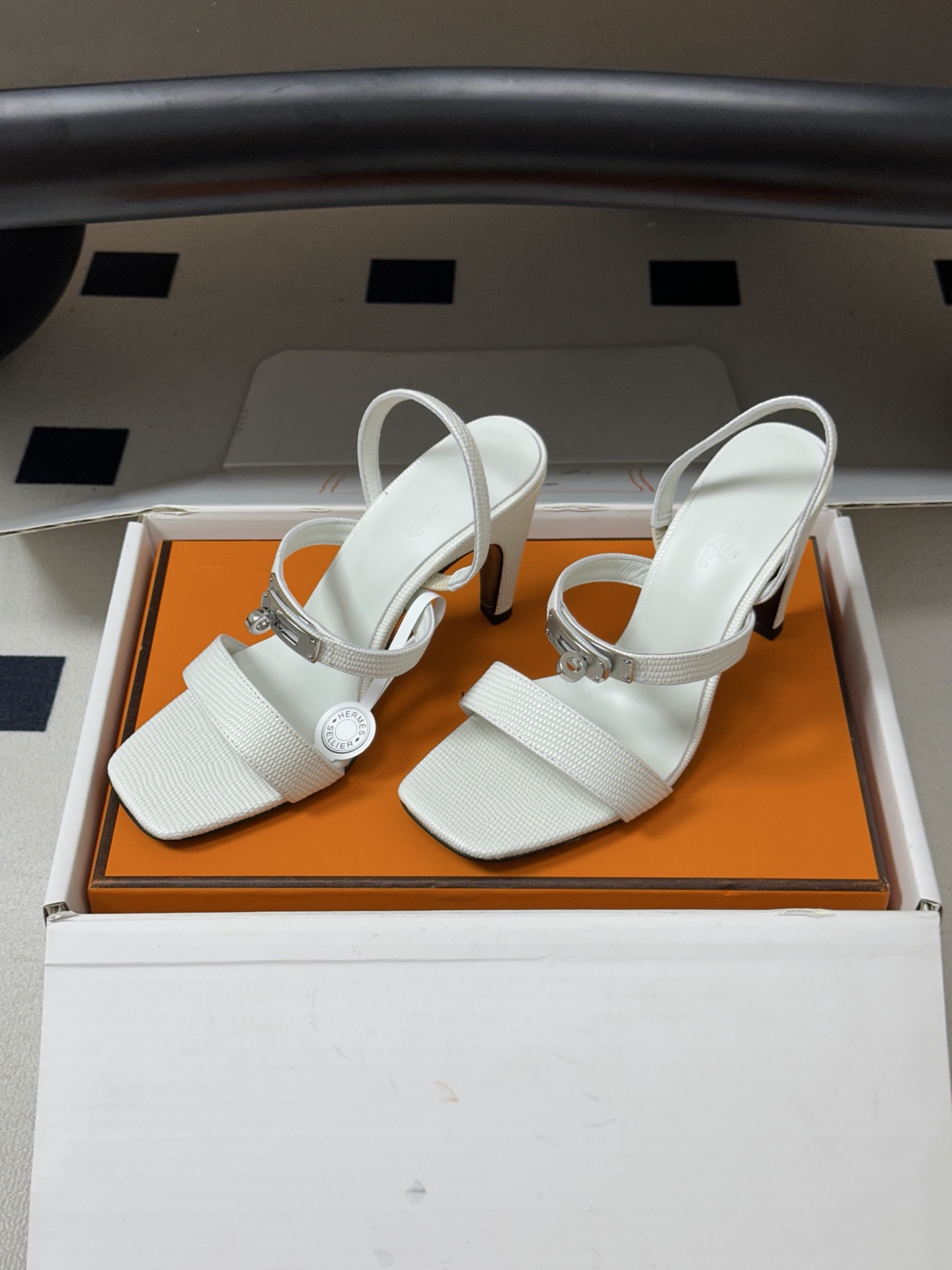 顶级品质(配高档飞机盒✈️) Hermes 爱马仕🐎Glamour凉鞋系列经典Kelly扣高跟凉鞋 上脚真的超级显瘦超级 顶级品质(配高档飞机盒✈️) Hermes 爱马仕🐎Glamour凉鞋系列经典Kelly扣高跟凉鞋 上脚真的超级显瘦超级
