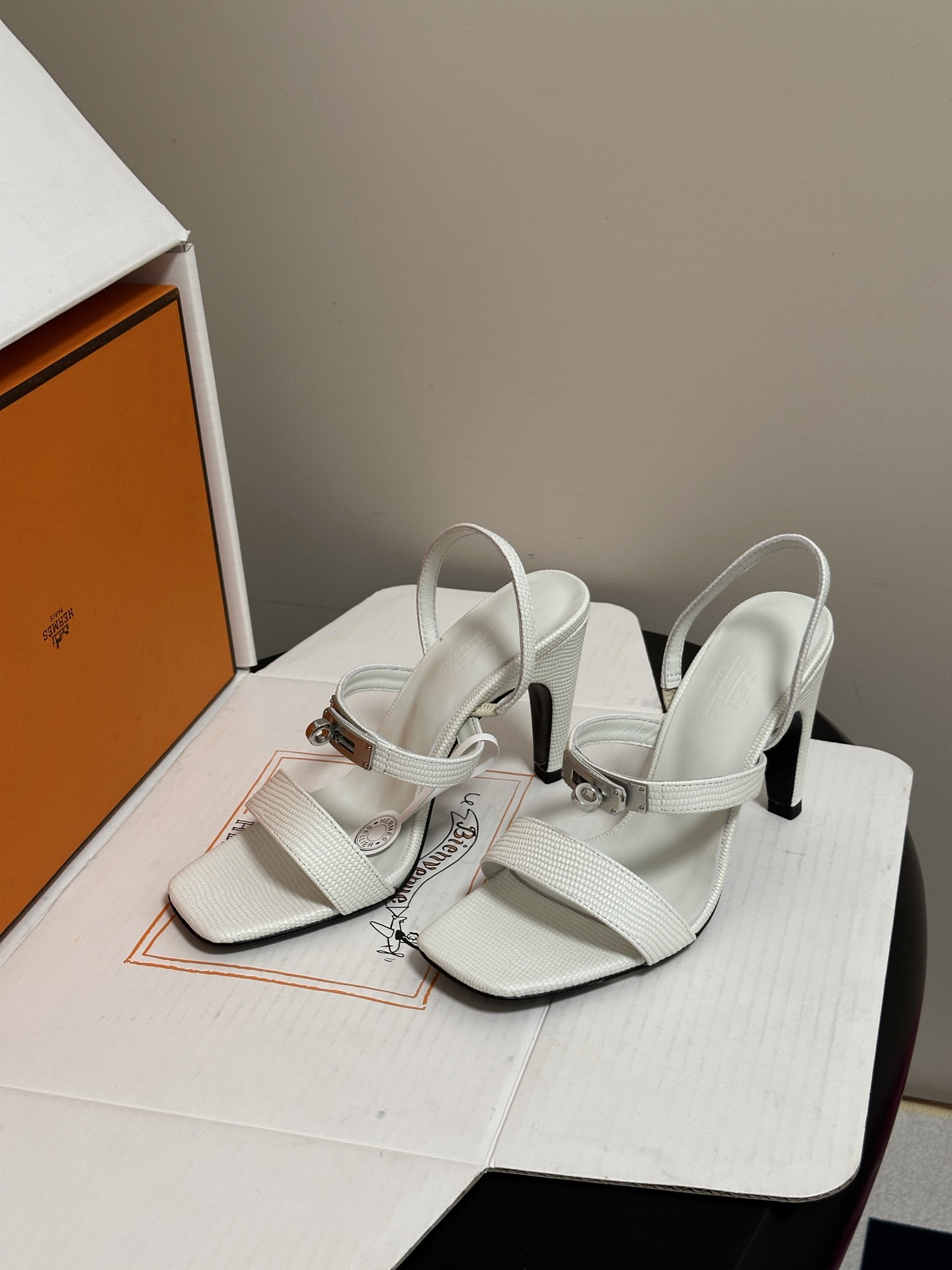 顶级品质(配高档飞机盒✈️) Hermes 爱马仕🐎Glamour凉鞋系列经典Kelly扣高跟凉鞋 上脚真的超级显瘦超级 顶级品质(配高档飞机盒✈️) Hermes 爱马仕🐎Glamour凉鞋系列经典Kelly扣高跟凉鞋 上脚真的超级显瘦超级