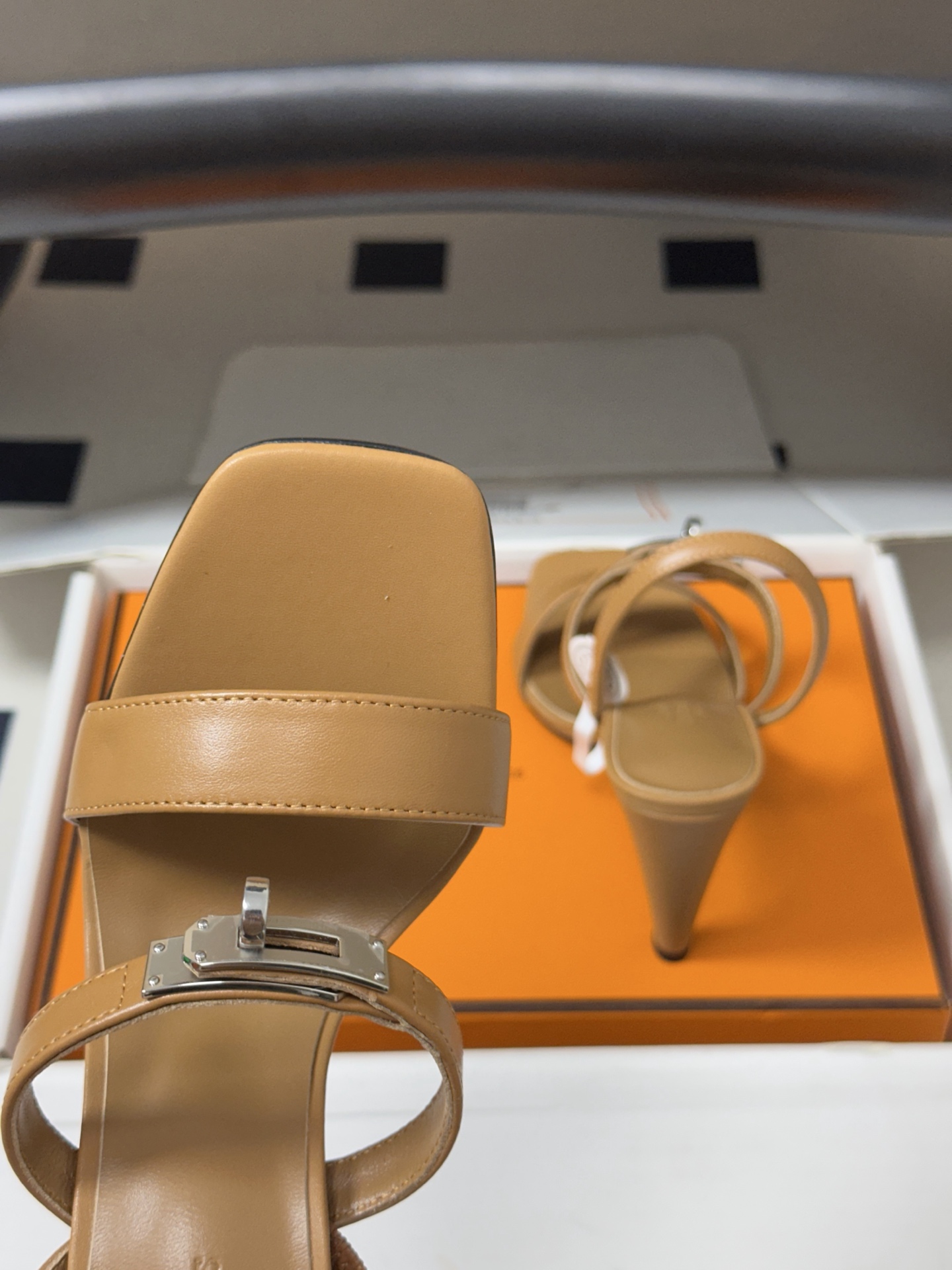 顶级品质(配高档飞机盒✈️) Hermes 爱马仕🐎Glamour凉鞋系列经典Kelly扣高跟凉鞋 上脚真的超级显瘦超级 顶级品质(配高档飞机盒✈️) Hermes 爱马仕🐎Glamour凉鞋系列经典Kelly扣高跟凉鞋 上脚真的超级显瘦超级