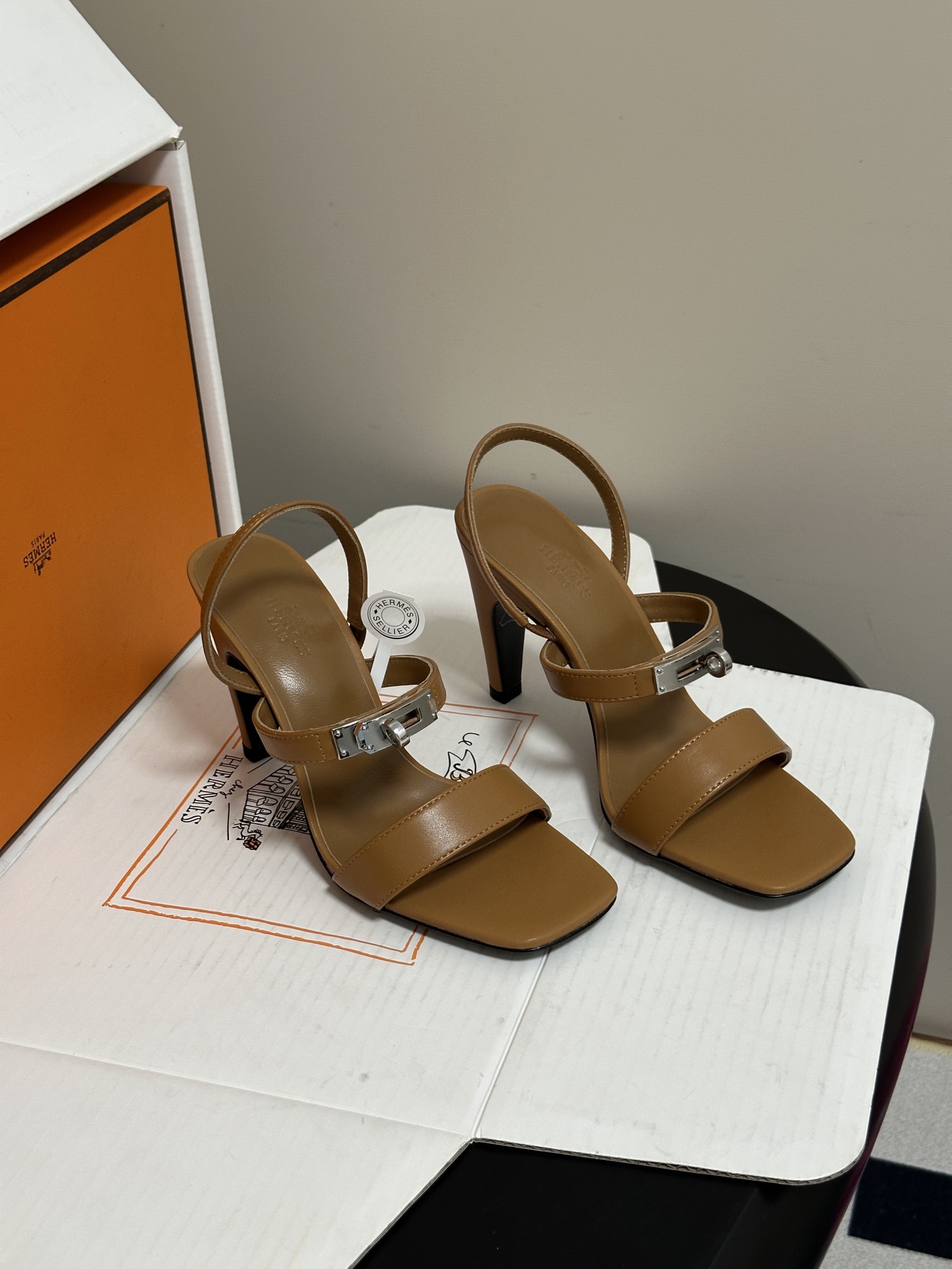 顶级品质(配高档飞机盒✈️) Hermes 爱马仕🐎Glamour凉鞋系列经典Kelly扣高跟凉鞋 上脚真的超级显瘦超级 顶级品质(配高档飞机盒✈️) Hermes 爱马仕🐎Glamour凉鞋系列经典Kelly扣高跟凉鞋 上脚真的超级显瘦超级