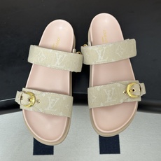 顶级品质 Louis Vuitton 路易威登Lv经典款魔术贴凉拖鞋 用皮革渲染清爽色彩,将明快氛围延续至防滑橡胶外底。 顶级品质 Louis Vuitton 路易威登Lv经典款魔术贴凉拖鞋 用皮革渲染清爽色彩,将明快氛围延续至防滑橡胶外底。