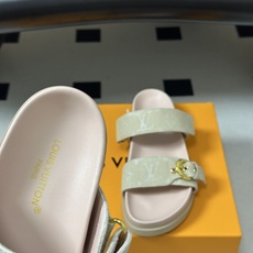 顶级品质 Louis Vuitton 路易威登Lv经典款魔术贴凉拖鞋 用皮革渲染清爽色彩,将明快氛围延续至防滑橡胶外底。 顶级品质 Louis Vuitton 路易威登Lv经典款魔术贴凉拖鞋 用皮革渲染清爽色彩,将明快氛围延续至防滑橡胶外底。