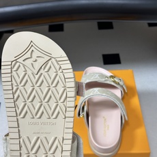 顶级品质 Louis Vuitton 路易威登Lv经典款魔术贴凉拖鞋 用皮革渲染清爽色彩,将明快氛围延续至防滑橡胶外底。 顶级品质 Louis Vuitton 路易威登Lv经典款魔术贴凉拖鞋 用皮革渲染清爽色彩,将明快氛围延续至防滑橡胶外底。