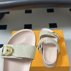 顶级品质 Louis Vuitton 路易威登Lv经典款魔术贴凉拖鞋 用皮革渲染清爽色彩,将明快氛围延续至防滑橡胶外底。 顶级品质 Louis Vuitton 路易威登Lv经典款魔术贴凉拖鞋 用皮革渲染清爽色彩,将明快氛围延续至防滑橡胶外底。