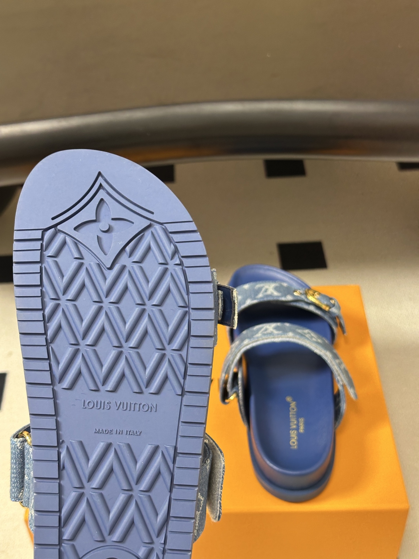 顶级品质 Louis Vuitton 路易威登Lv经典款魔术贴凉拖鞋 用皮革渲染清爽色彩,将明快氛围延续至防滑橡胶外底。 顶级品质 Louis Vuitton 路易威登Lv经典款魔术贴凉拖鞋 用皮革渲染清爽色彩,将明快氛围延续至防滑橡胶外底。