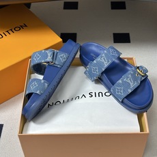 顶级品质 Louis Vuitton 路易威登Lv经典款魔术贴凉拖鞋 用皮革渲染清爽色彩,将明快氛围延续至防滑橡胶外底。 顶级品质 Louis Vuitton 路易威登Lv经典款魔术贴凉拖鞋 用皮革渲染清爽色彩,将明快氛围延续至防滑橡胶外底。