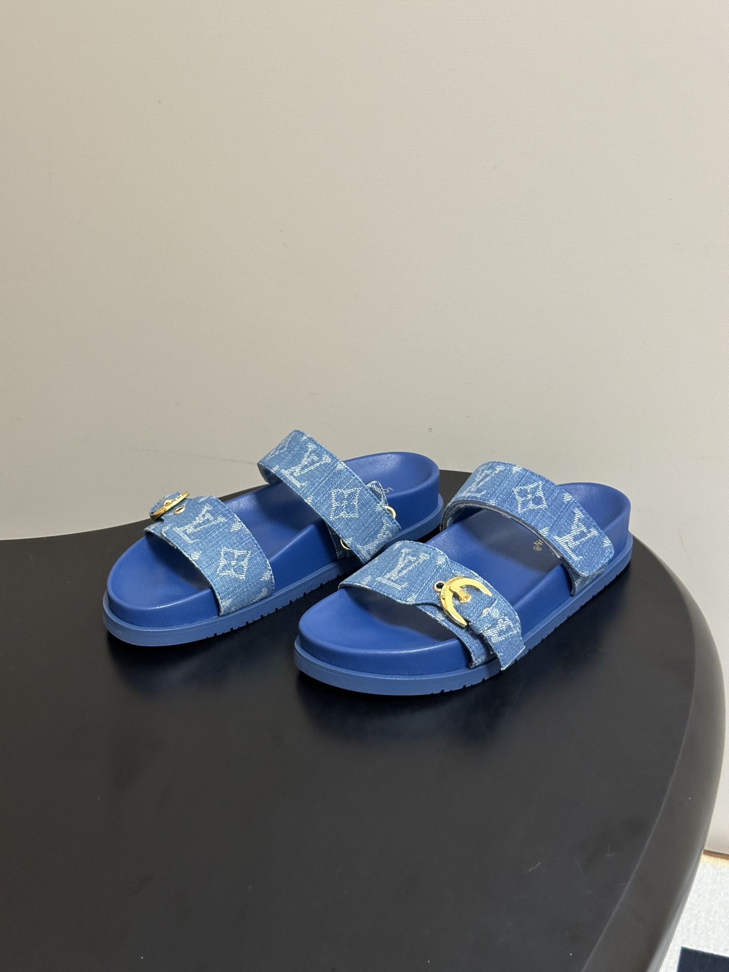 顶级品质 Louis Vuitton 路易威登Lv经典款魔术贴凉拖鞋 用皮革渲染清爽色彩,将明快氛围延续至防滑橡胶外底。 顶级品质 Louis Vuitton 路易威登Lv经典款魔术贴凉拖鞋 用皮革渲染清爽色彩,将明快氛围延续至防滑橡胶外底。