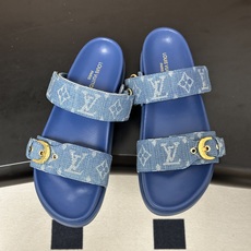 顶级品质 Louis Vuitton 路易威登Lv经典款魔术贴凉拖鞋 用皮革渲染清爽色彩,将明快氛围延续至防滑橡胶外底。 顶级品质 Louis Vuitton 路易威登Lv经典款魔术贴凉拖鞋 用皮革渲染清爽色彩,将明快氛围延续至防滑橡胶外底。