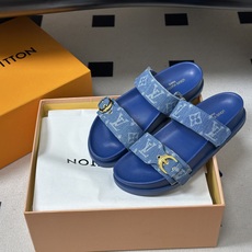 顶级品质 Louis Vuitton 路易威登Lv经典款魔术贴凉拖鞋 用皮革渲染清爽色彩,将明快氛围延续至防滑橡胶外底。 顶级品质 Louis Vuitton 路易威登Lv经典款魔术贴凉拖鞋 用皮革渲染清爽色彩,将明快氛围延续至防滑橡胶外底。