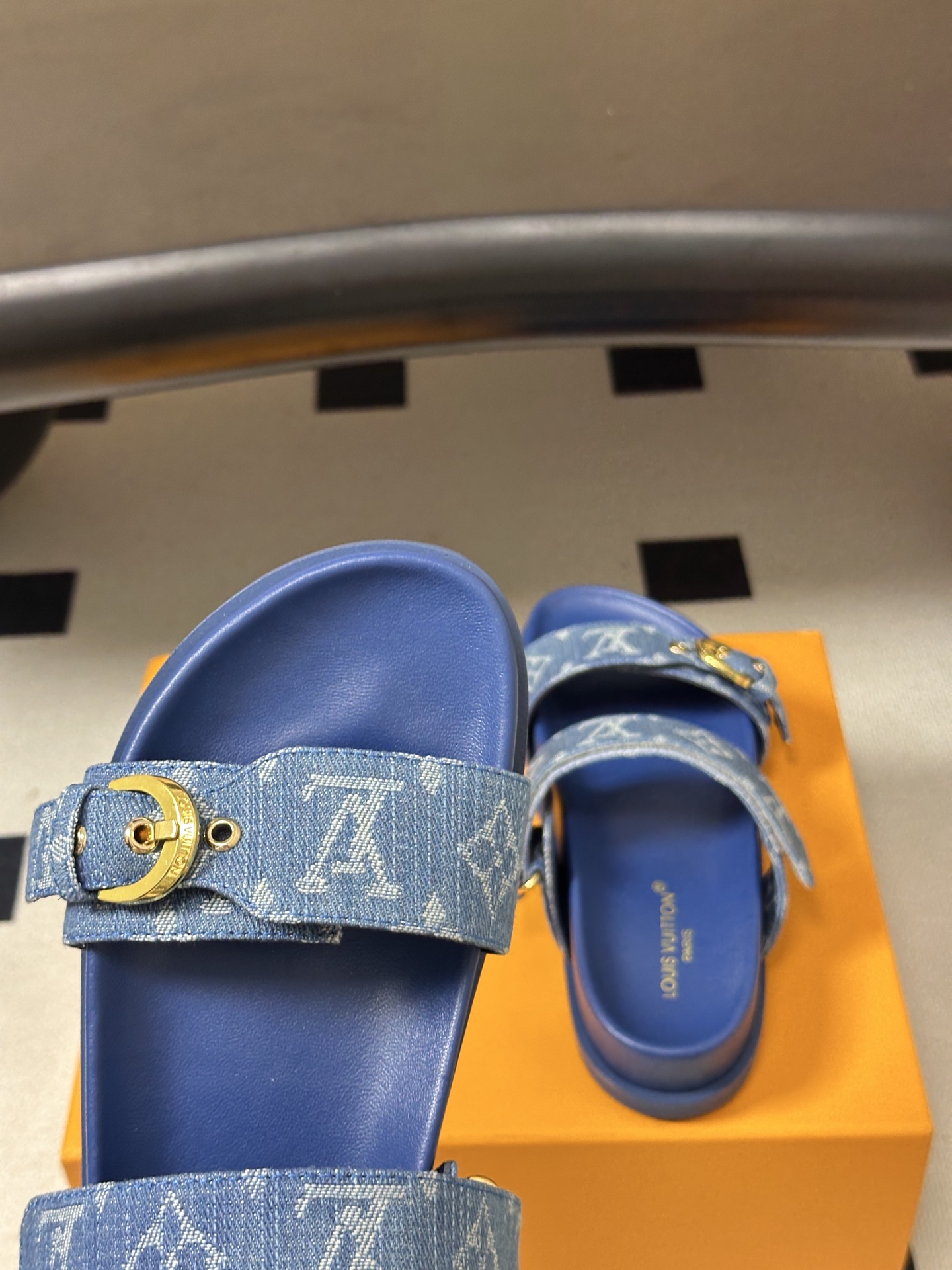 顶级品质 Louis Vuitton 路易威登Lv经典款魔术贴凉拖鞋 用皮革渲染清爽色彩,将明快氛围延续至防滑橡胶外底。 顶级品质 Louis Vuitton 路易威登Lv经典款魔术贴凉拖鞋 用皮革渲染清爽色彩,将明快氛围延续至防滑橡胶外底。