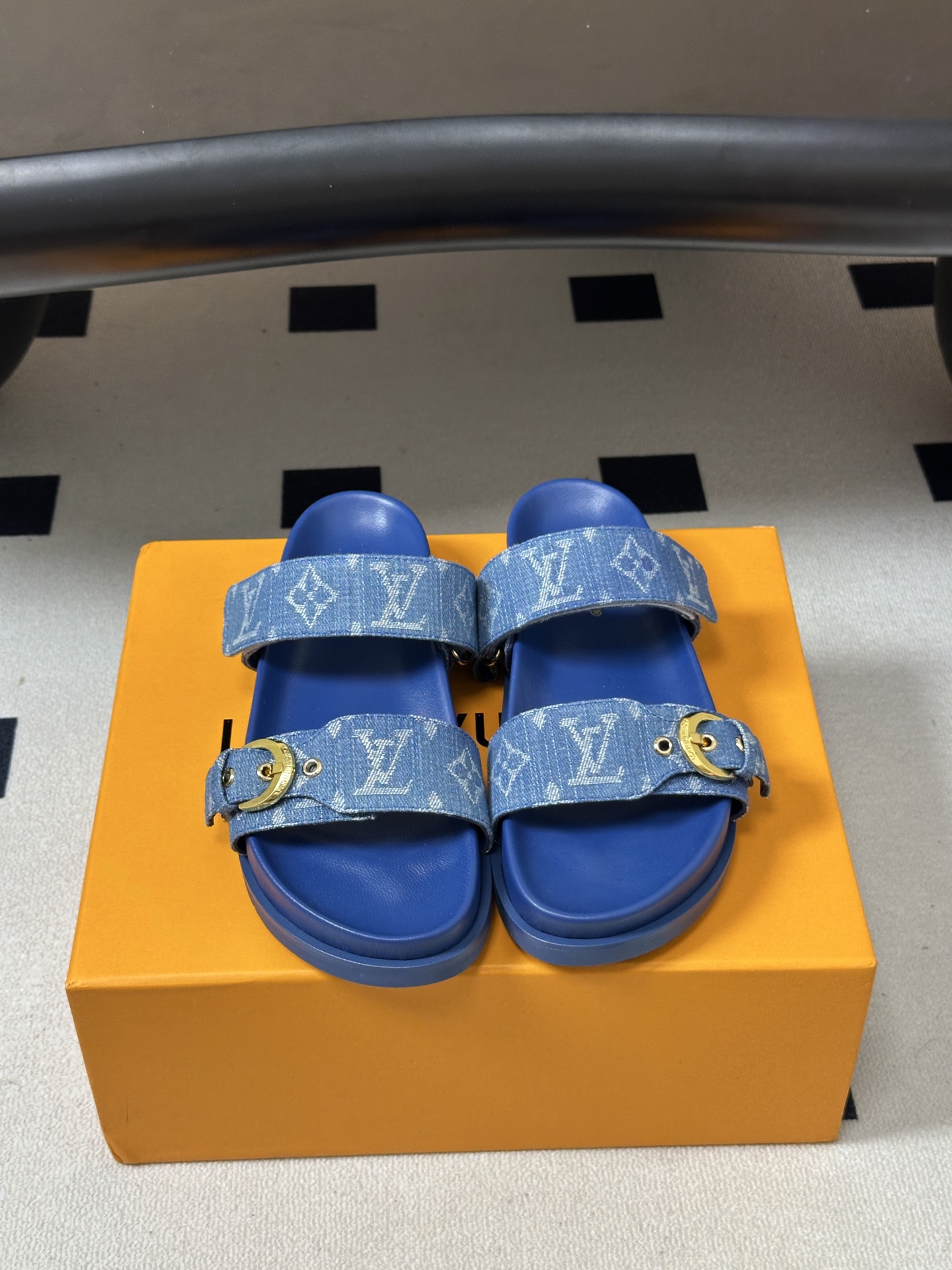 顶级品质 Louis Vuitton 路易威登Lv经典款魔术贴凉拖鞋 用皮革渲染清爽色彩,将明快氛围延续至防滑橡胶外底。 顶级品质 Louis Vuitton 路易威登Lv经典款魔术贴凉拖鞋 用皮革渲染清爽色彩,将明快氛围延续至防滑橡胶外底。