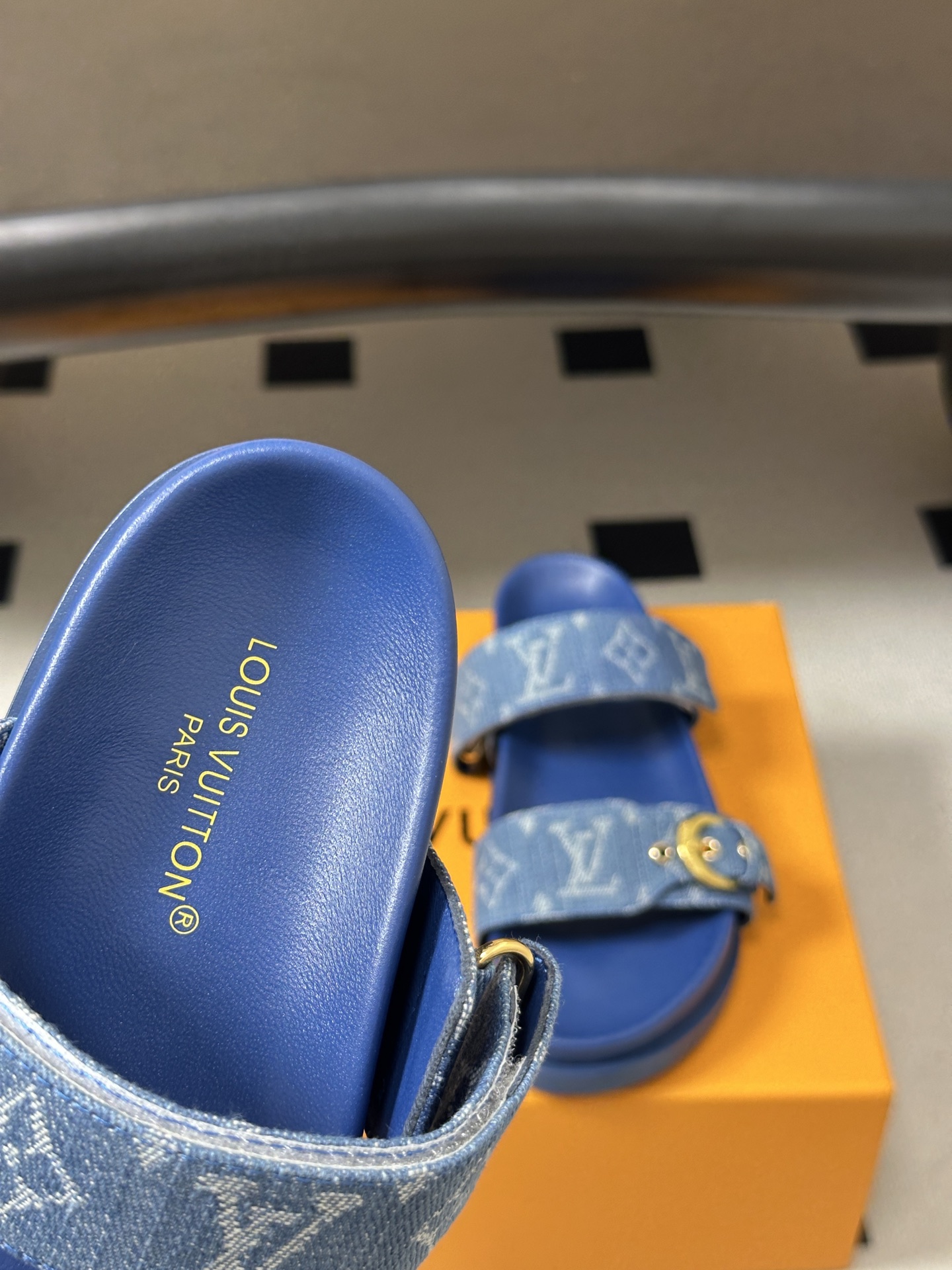 顶级品质 Louis Vuitton 路易威登Lv经典款魔术贴凉拖鞋 用皮革渲染清爽色彩,将明快氛围延续至防滑橡胶外底。 顶级品质 Louis Vuitton 路易威登Lv经典款魔术贴凉拖鞋 用皮革渲染清爽色彩,将明快氛围延续至防滑橡胶外底。
